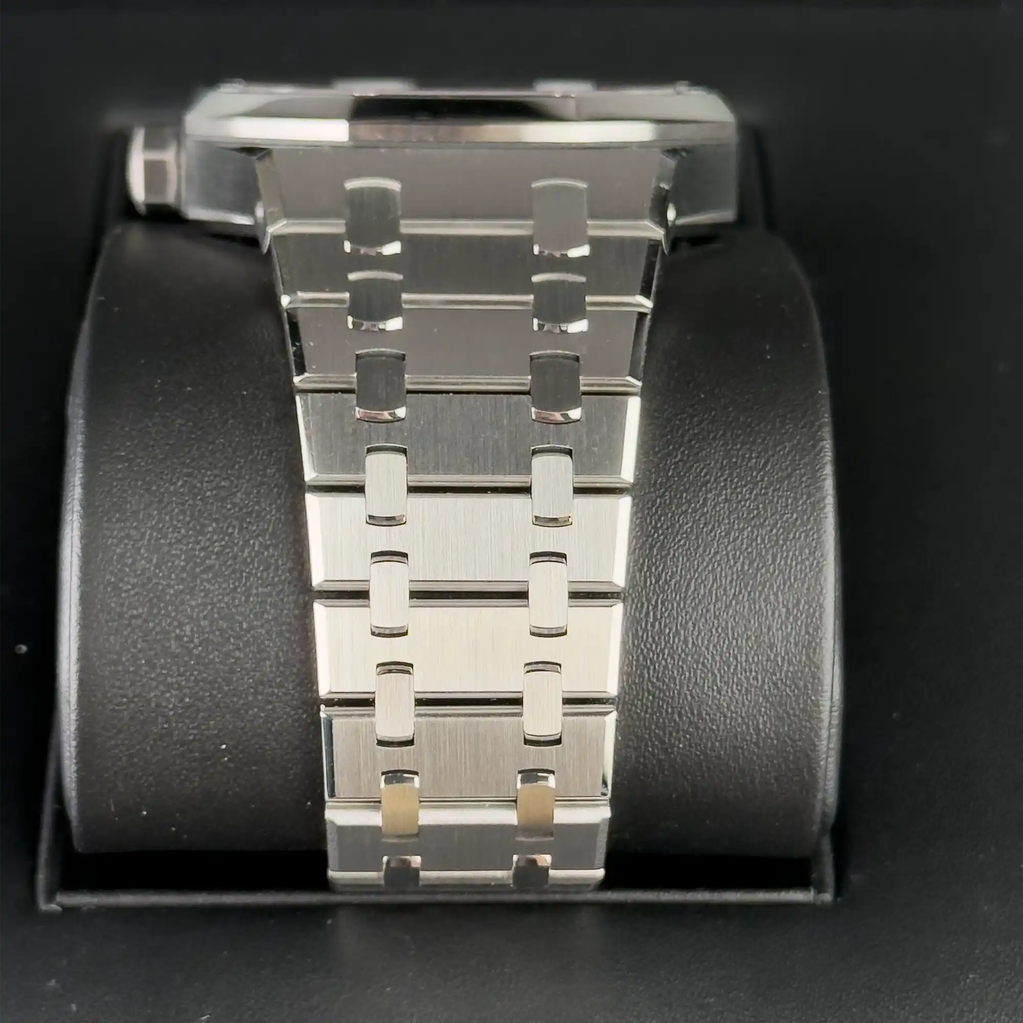 Audemars Piguet Royal Oak 41mm Black Dial Steel 15510ST.OO.1320ST.07 - Bracelet 1