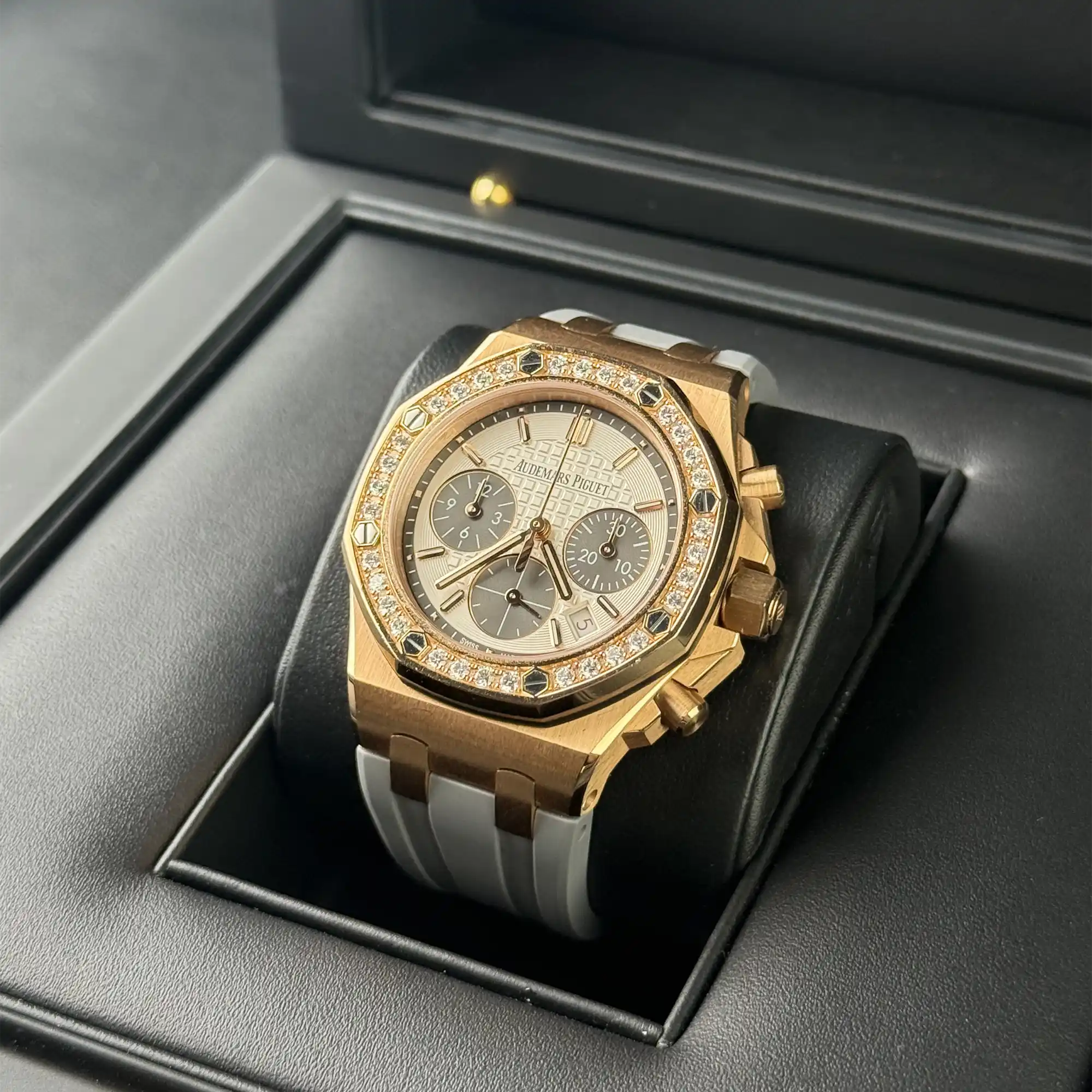 Audemars Piguet Royal Oak Offshore 26231OR.ZZ.D003CA.01 - Pre-Owned - Side 1