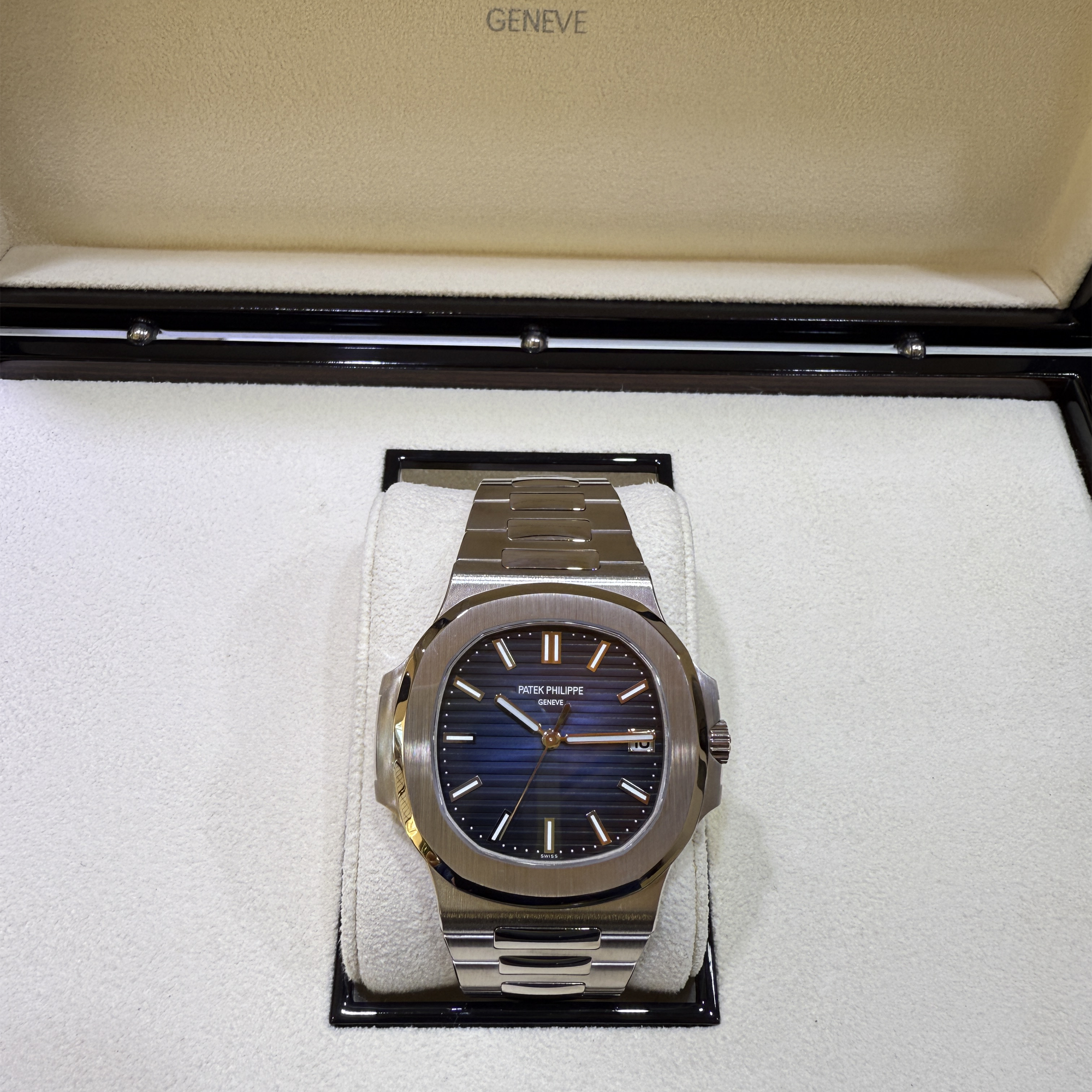 Patek Philippe Nautilus Blue Dial White Gold 5811/1G-001 - Side 1