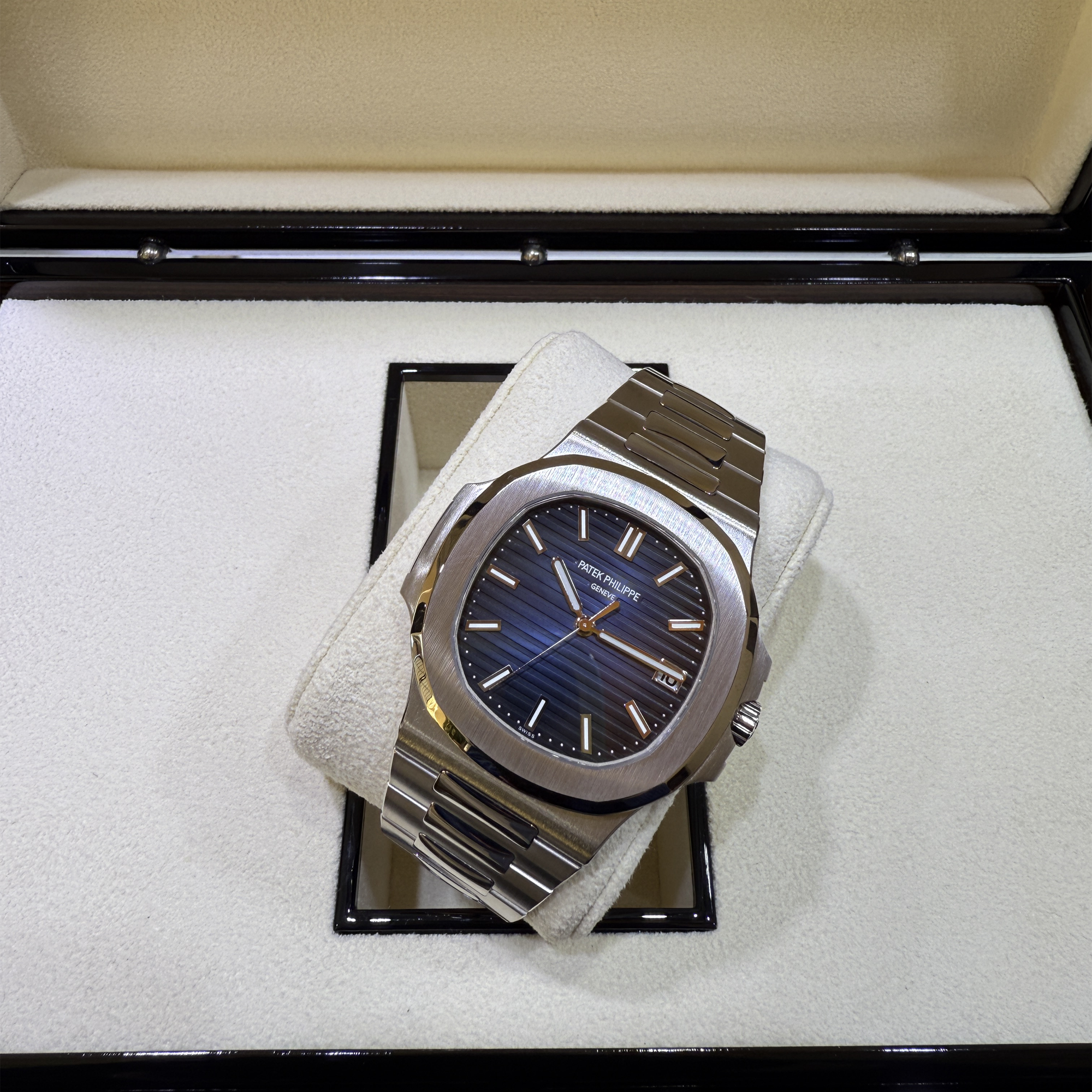 Patek Philippe Nautilus Blue Dial White Gold 5811/1G-001 - Top