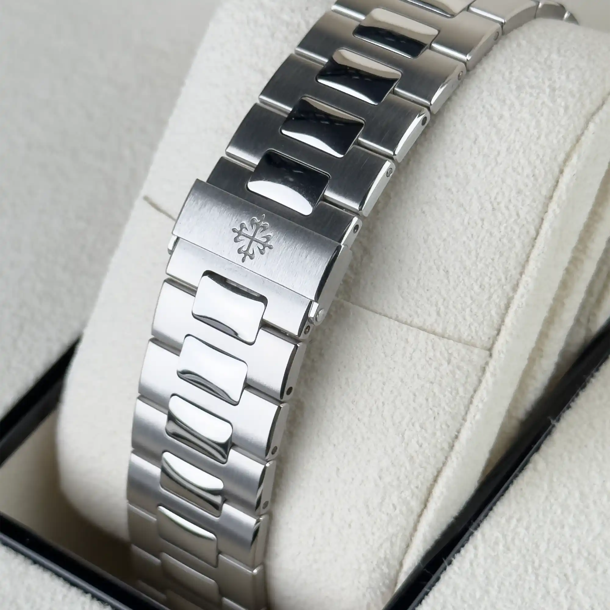 Patek Philippe Nautilus Grey Dial Diamond Bezel Platinum 5711/110P-001 - Pre-Owned - Bracelet 3