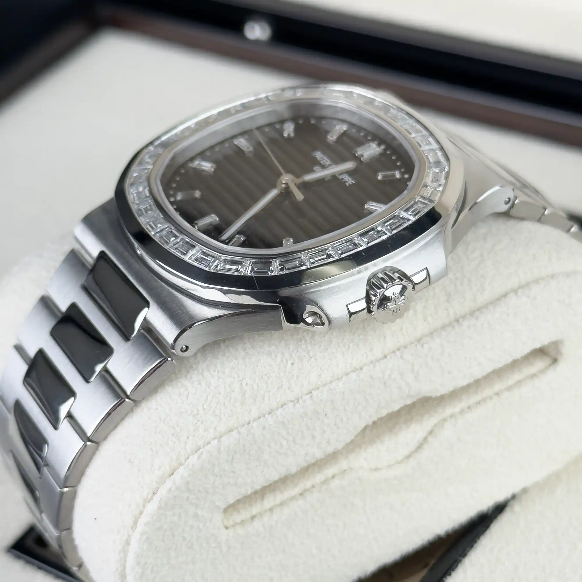 Patek Philippe Nautilus Grey Dial Diamond Bezel Platinum 5711/110P-001 - Pre-Owned - Side 2