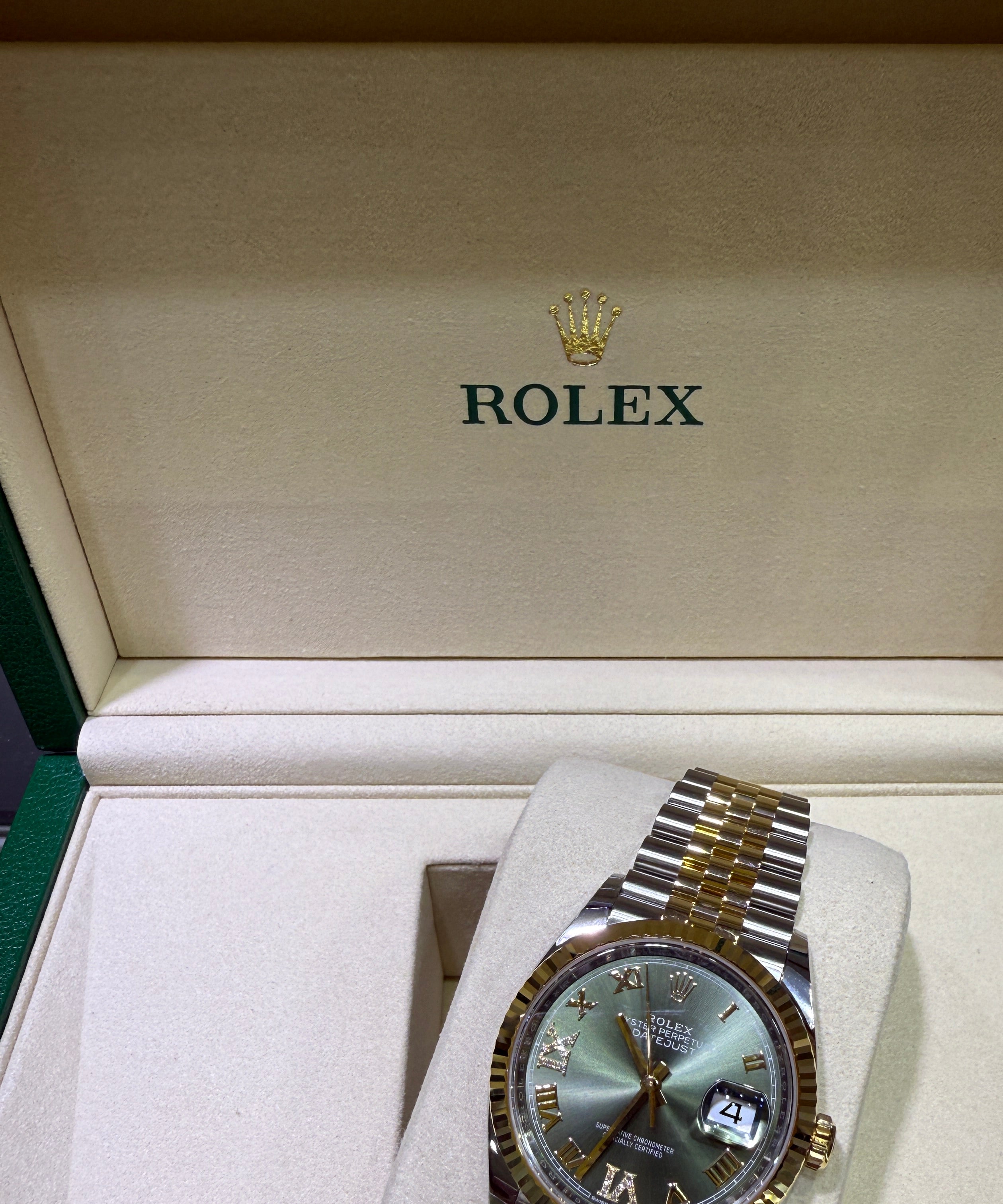 Rolex Datejust 36 Olive Green Roman Diamond Oystersteel Yellow Gold Jubilee 126233 - Top