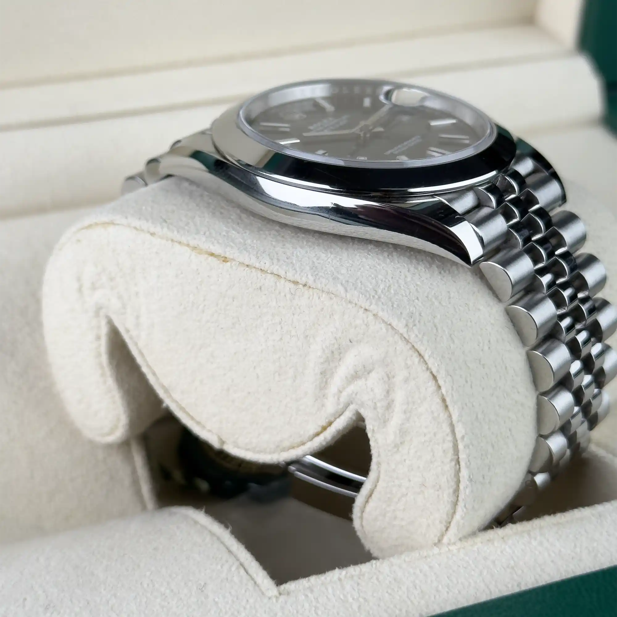 Rolex Datejust 41 Black Index Oystersteel Jubilee 126300 Side 1