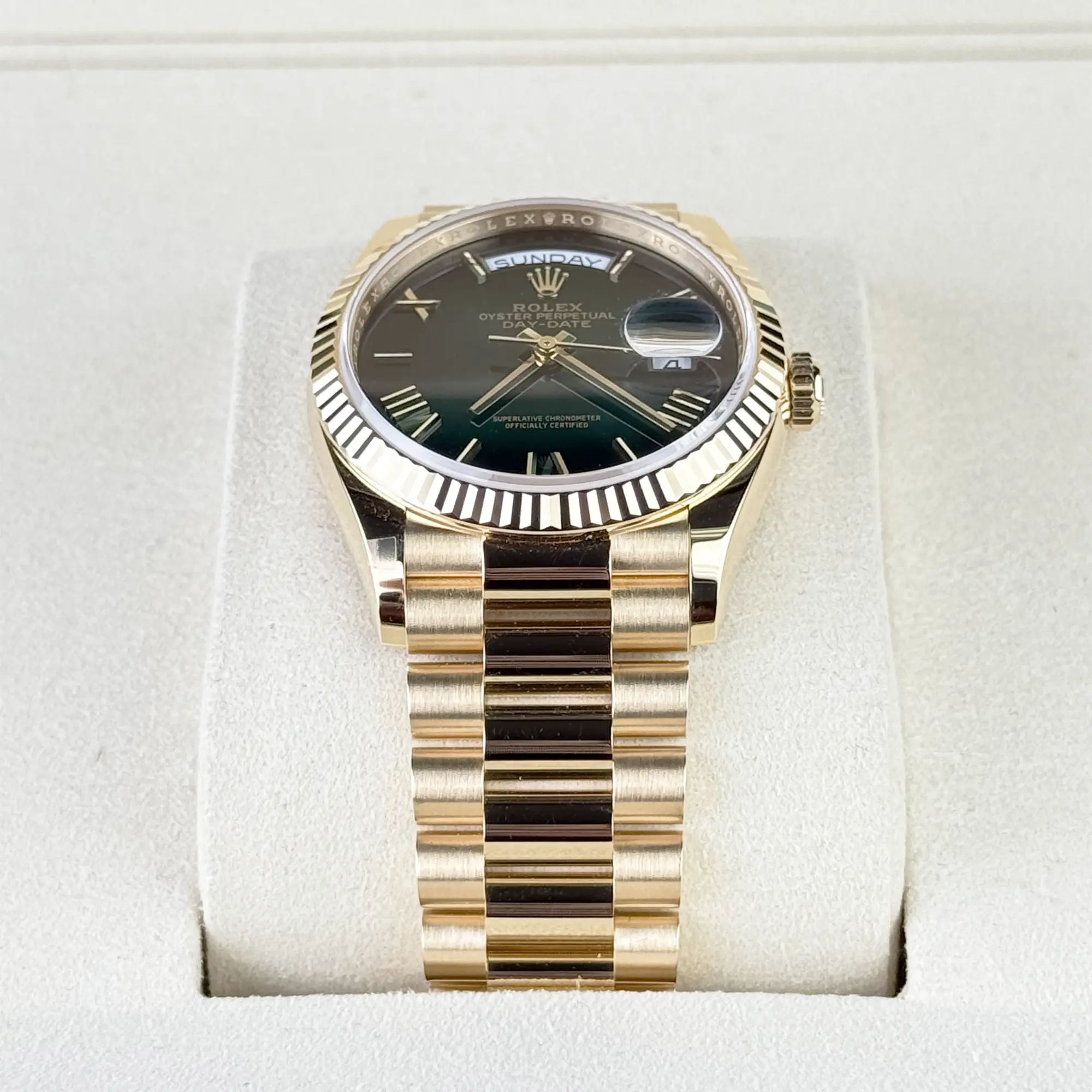 Rolex Day-Date 36 Green Ombre Roman Yellow Gold 128238- Bracelet front
