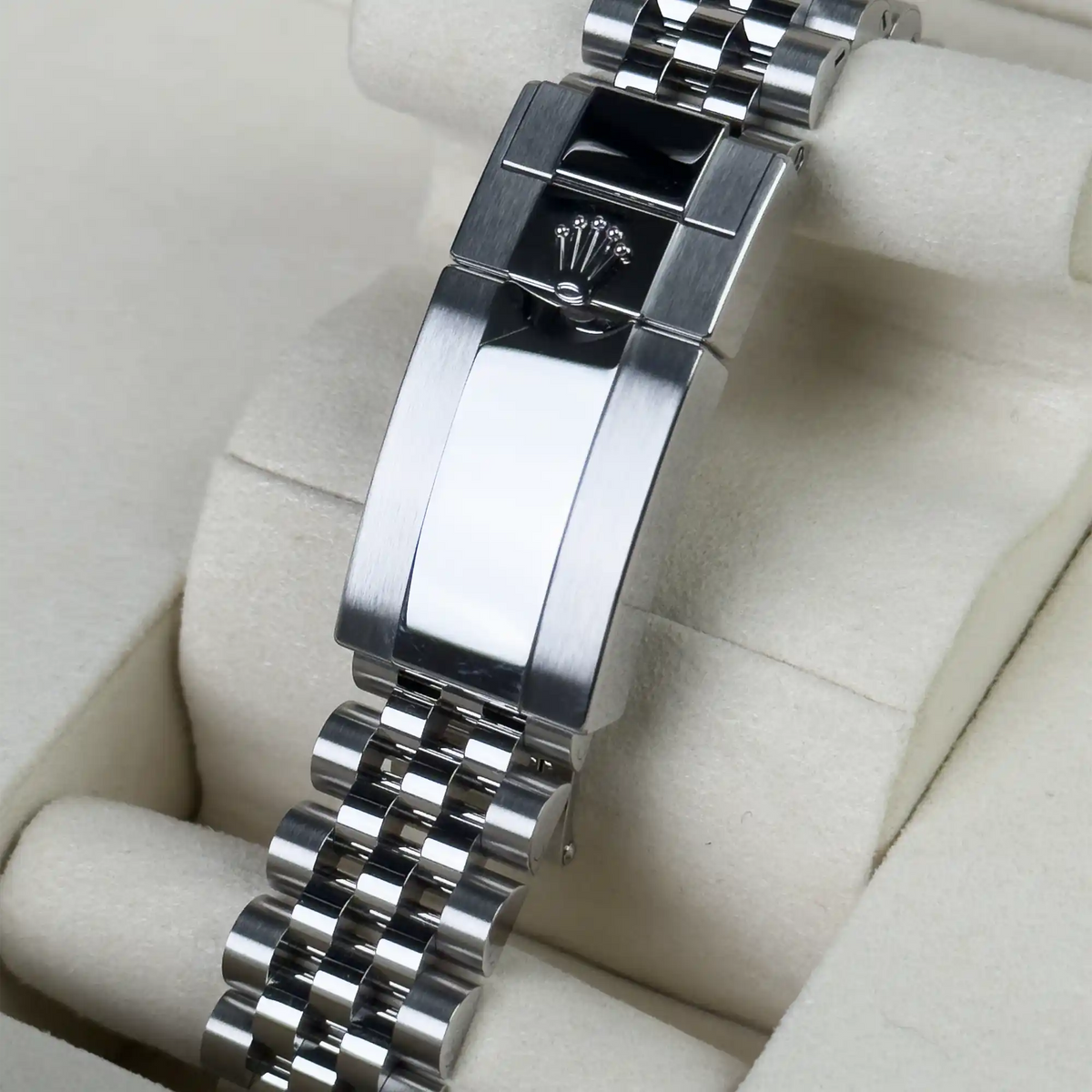 Rolex GMT Master II "Bruce Wayne" Jubilee 126710GRNR - Clasp 3
