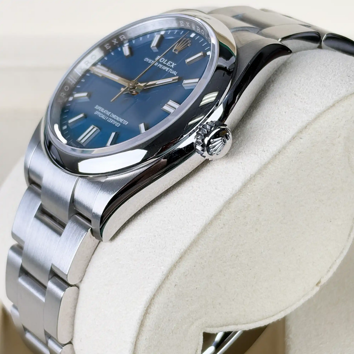 Rolex Oyster Perpetual 36 Med Blue Dial 126000 - Side 2