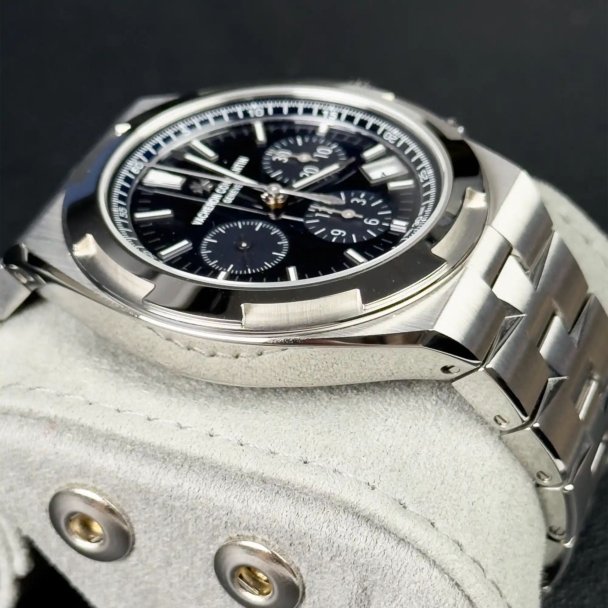Vacheron Constantin Blue Overseas Chronograph Blue Dial 5520V/210A B148 - 2025 Pre-Owned - Side 1