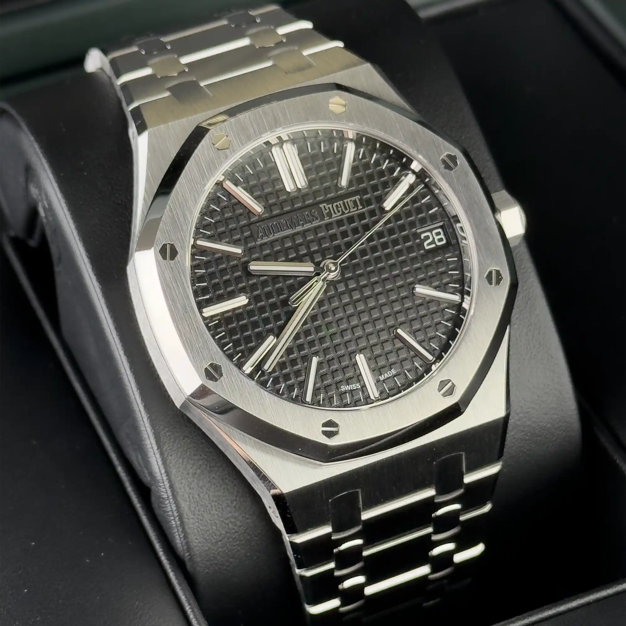 Audemars Piguet Royal Oak 41mm Black Dial Steel 15510ST.OO.1320ST.07 - Left