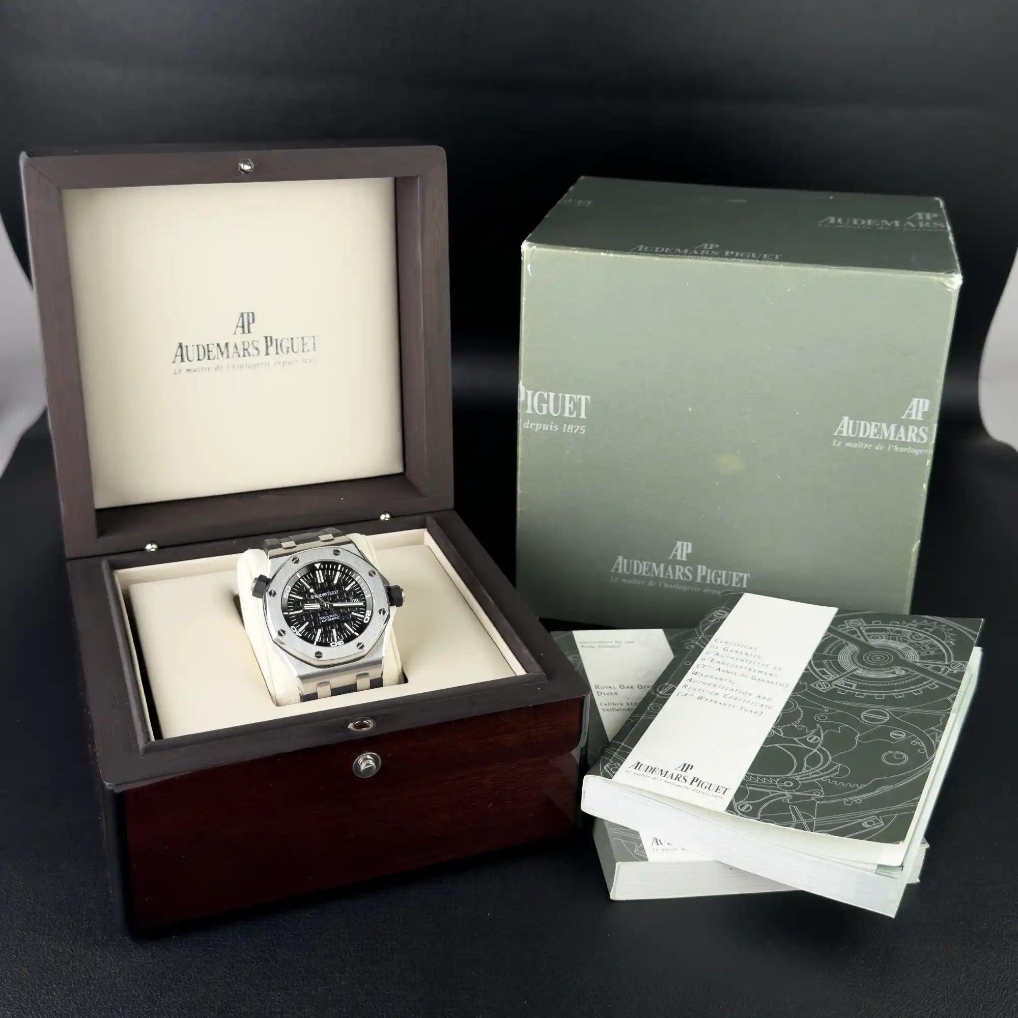 Audemars Piguet Royal Oak Offshore Diver Black Dial Stainless Steel 15710ST.OO.A002CA.01 - 2012 Pre-Owned - Set