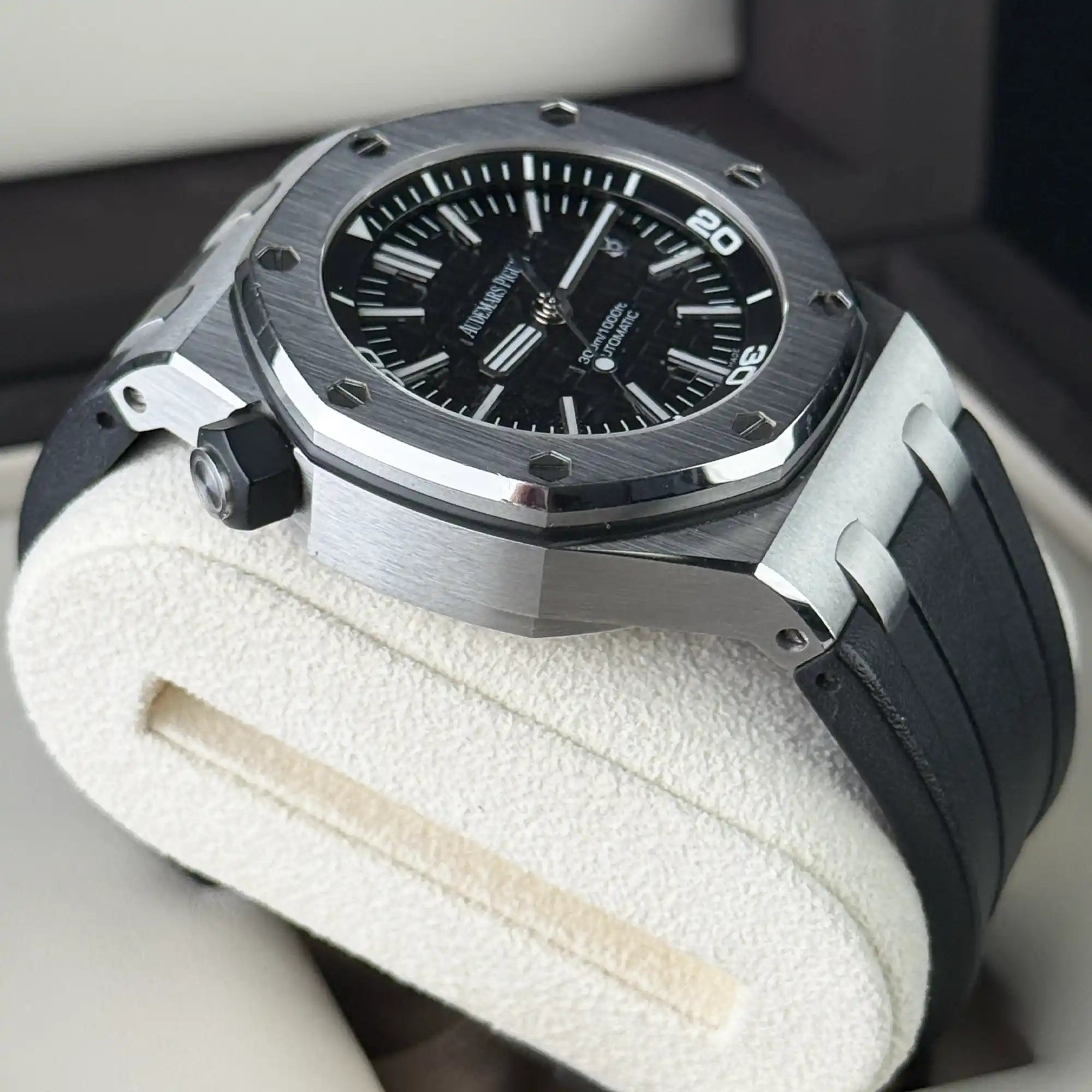 Audemars Piguet Royal Oak Offshore Diver Black Dial Stainless Steel 15710ST.OO.A002CA.01 - 2012 Pre-Owned - Side 1