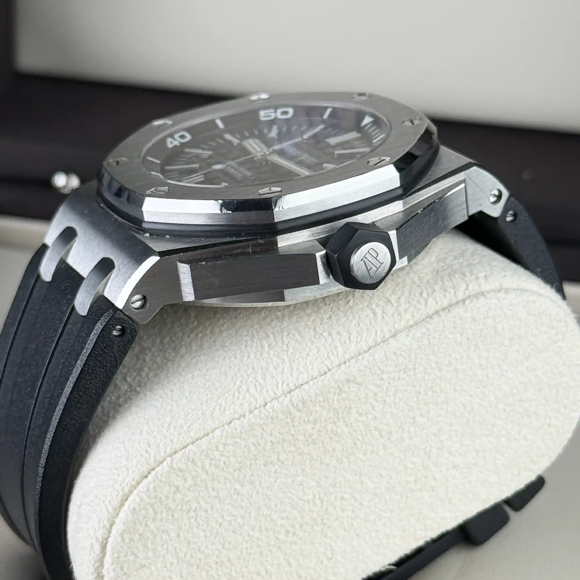 Audemars Piguet Royal Oak Offshore Diver Black Dial Stainless Steel 15710ST.OO.A002CA.01 - 2012 Pre-Owned - Side 2
