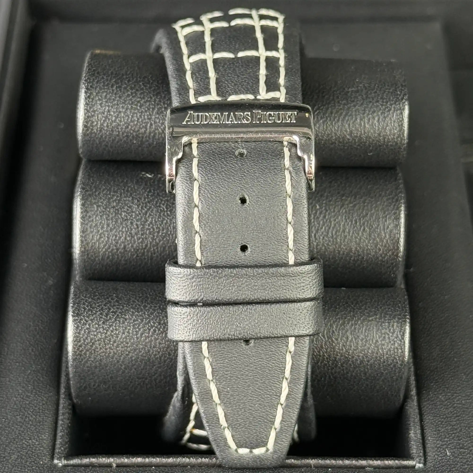 Audemars Piguet Royal Oak Offshore White Dial Titanium 26030IO.OO.D001IN.01 'Juan Pablo Montoya' - 2005 Pre-Owned -  Clasp