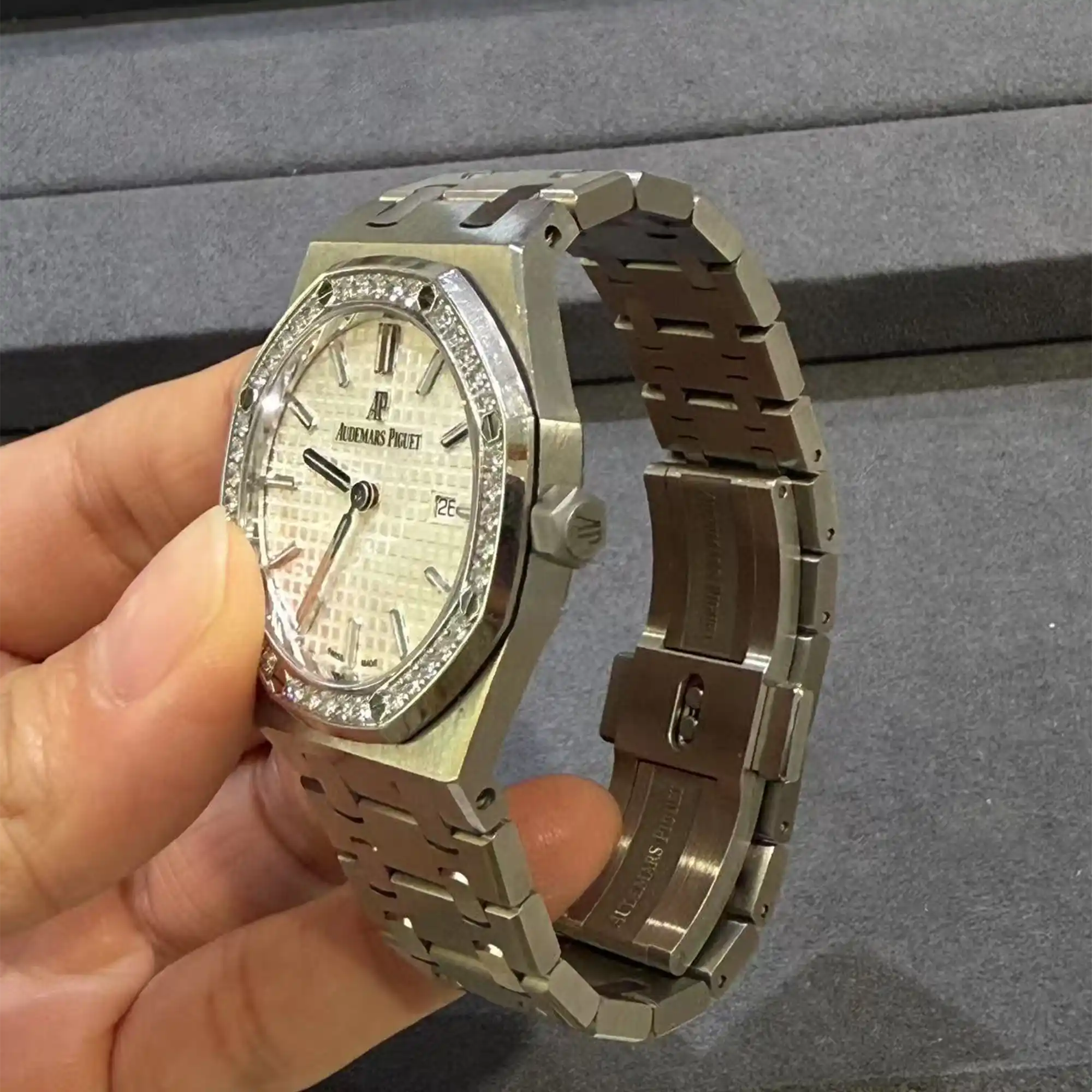 Audemars Piguet Royal Oak Quartz Silver Dial Diamond Bezel 67651ST.ZZ.1261ST.01 - Pre-owned - Crown
