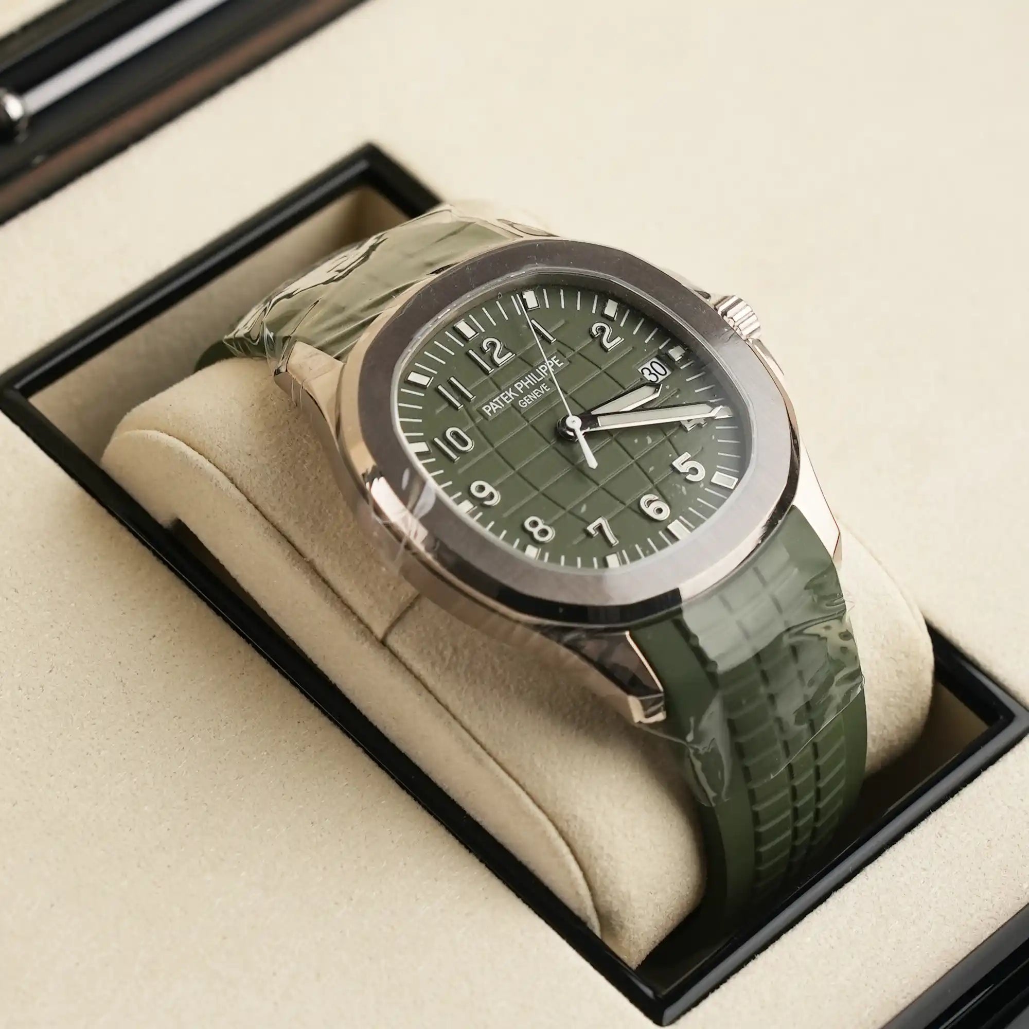 Patek Philippe Aquanaut Khaki Green 5168G-010 - Left