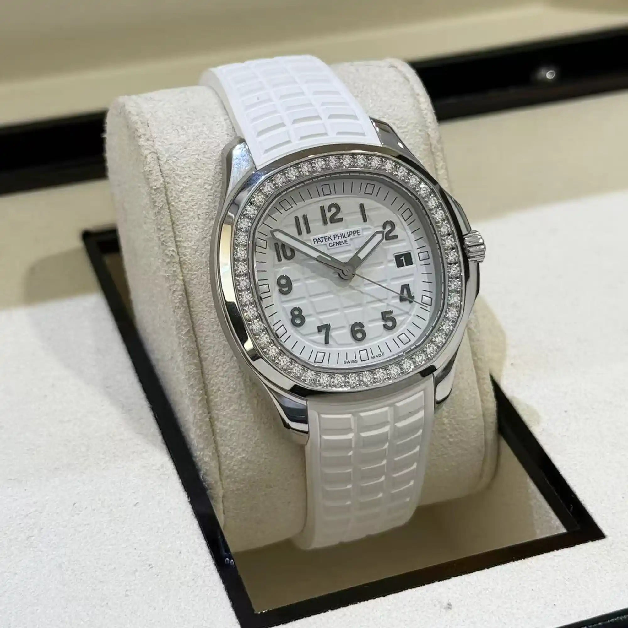 Patek Philippe Aquanaut Luce Matte White Diamond 5267/200A-010 - Side 1