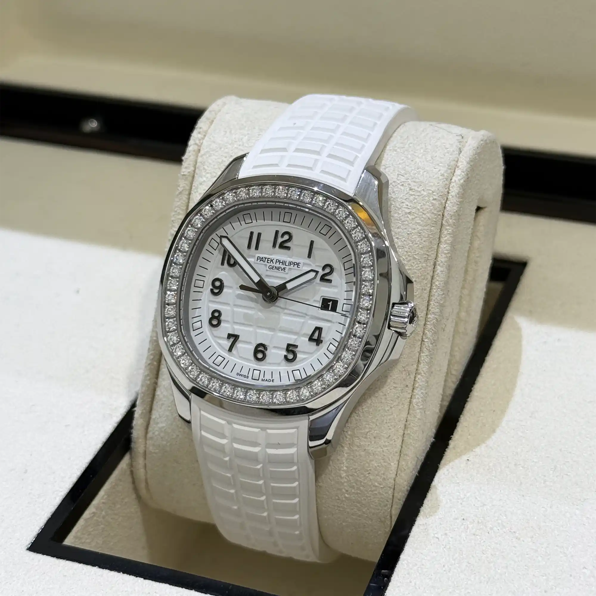Patek Philippe Aquanaut Luce Matte White Diamond 5267/200A-010 - Side 2