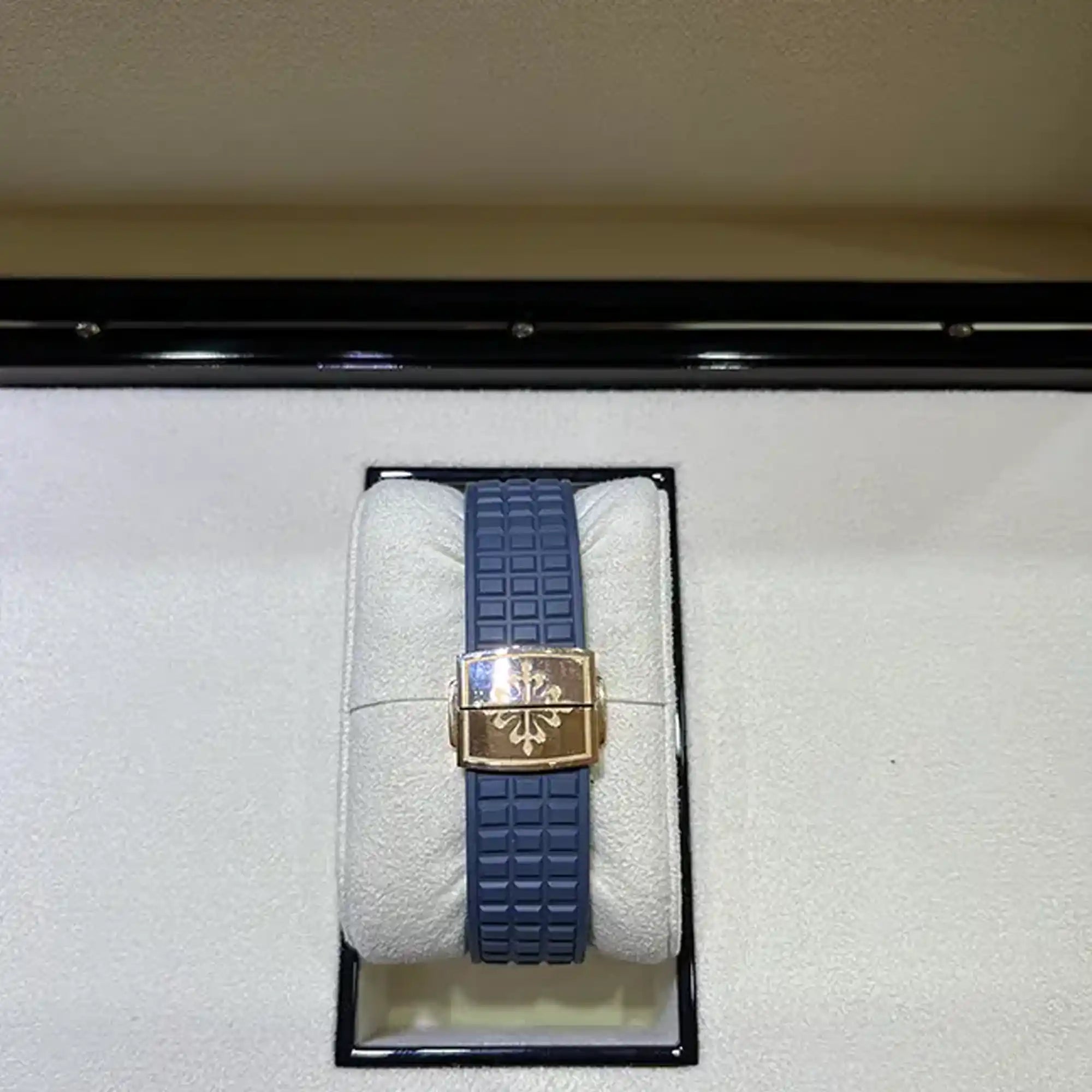 Patek Philippe Aquanaut Travel Time Opaline Blue and Gray Dial 38.8mm Rose Gold 5269R-001 - Bracelet
