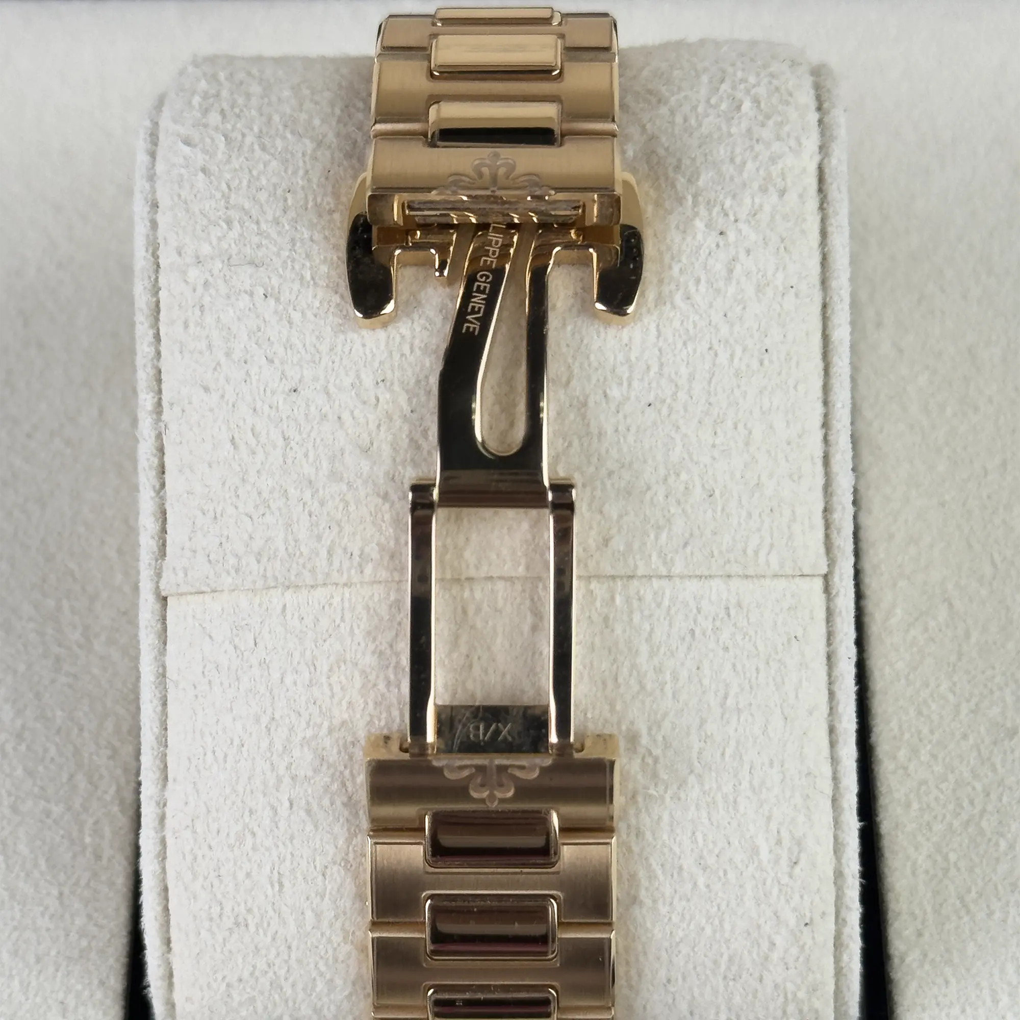 Patek Philippe Nautilus Champagne Dial 7118-1200R - Pre-Owned Mint - Clasp