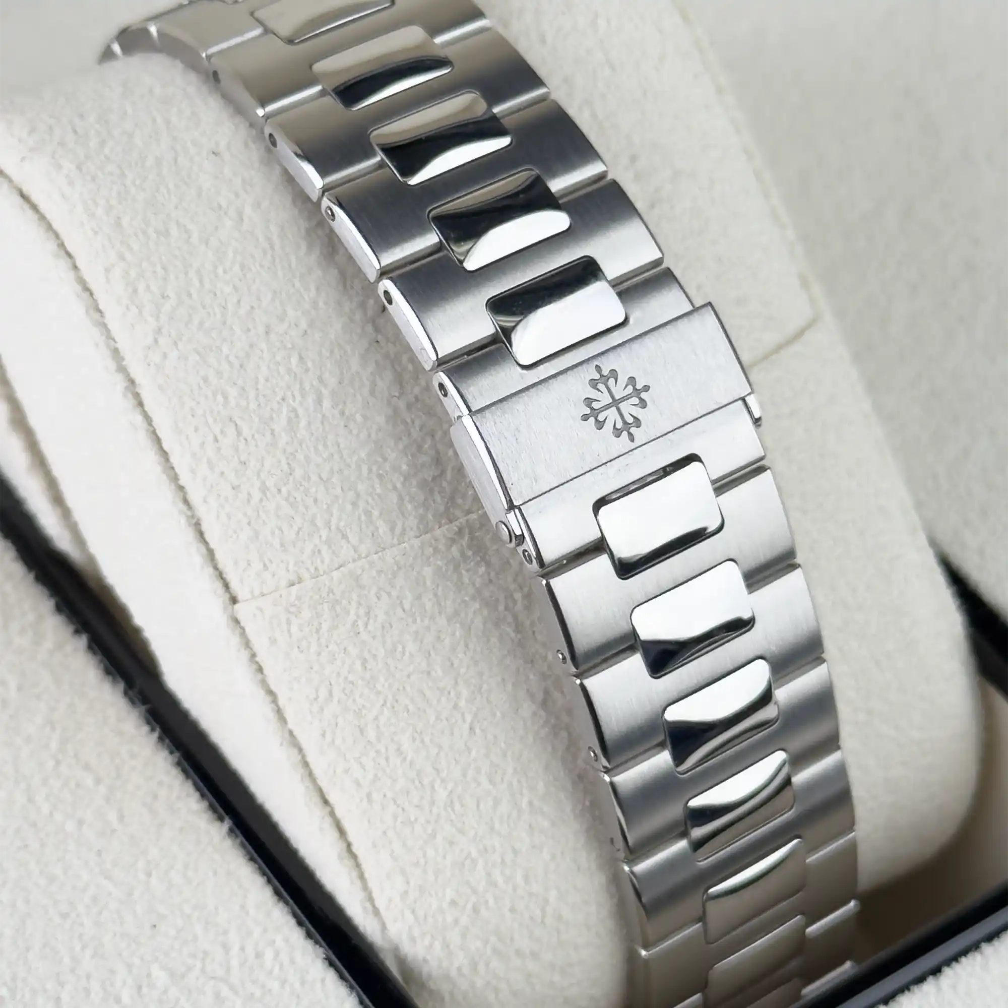 Patek Philippe Nautilus Grey Dial Diamond Bezel Platinum 5711/110P-001 - Pre-Owned - Bracelet 2