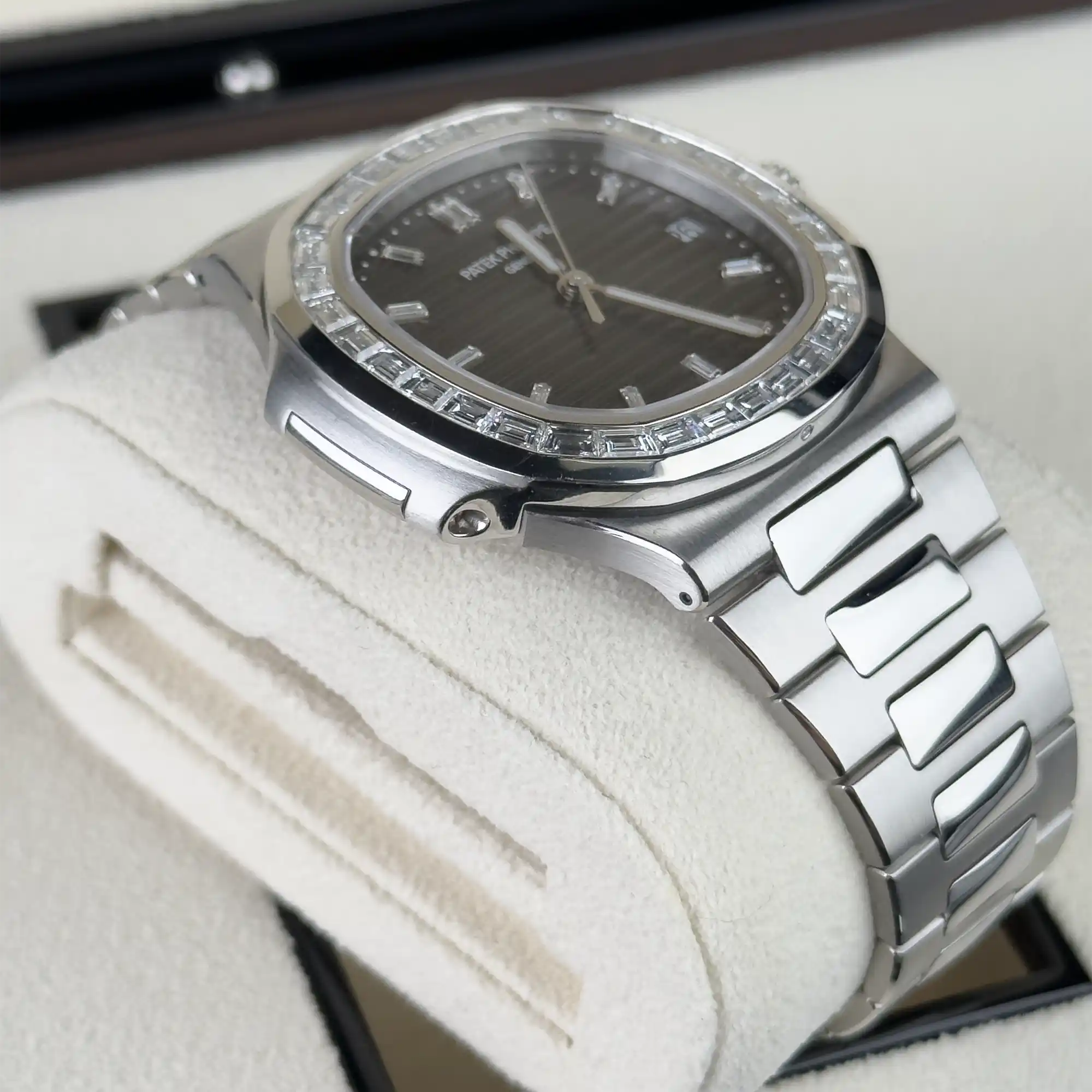 Patek Philippe Nautilus Grey Dial Diamond Bezel Platinum 5711/110P-001 - Pre-Owned - Side 1