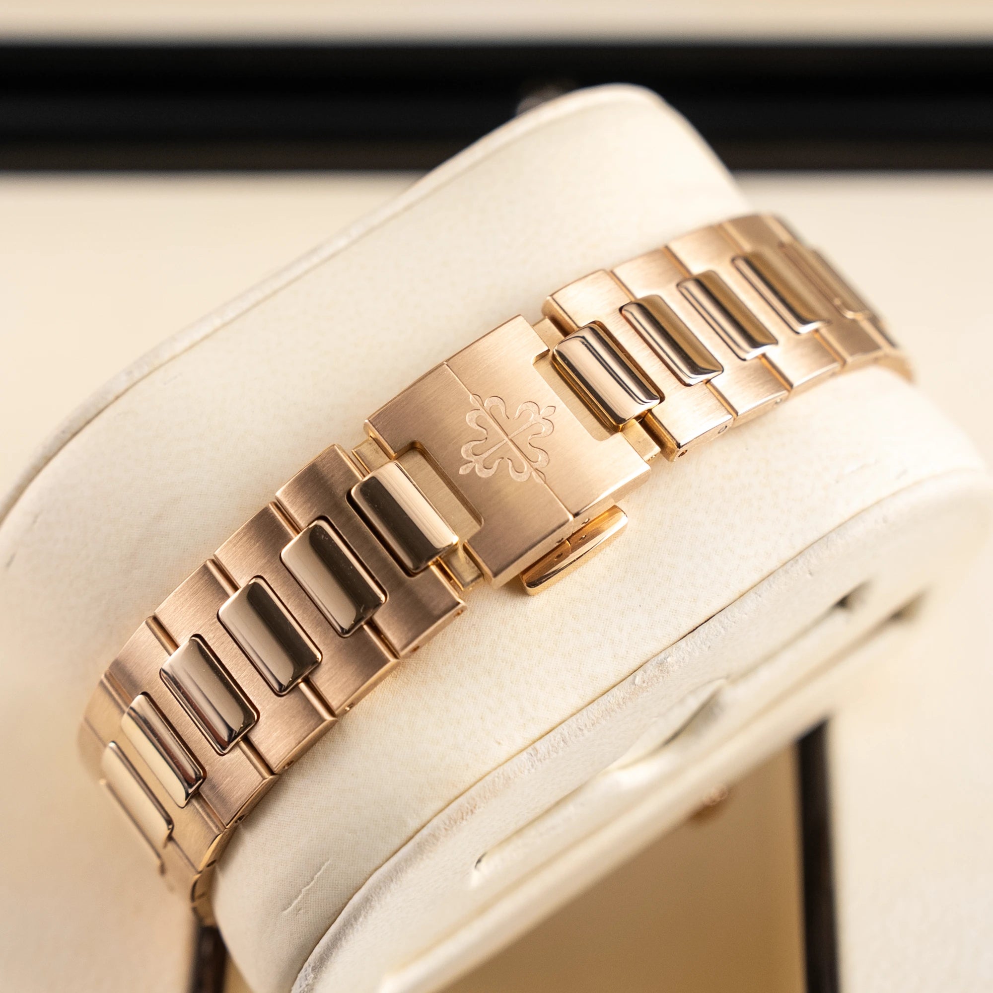 Patek Philippe Nautilus Lady Champagne Dial Rose Gold 35.2mm 7118/1R-010 - Bracelet
