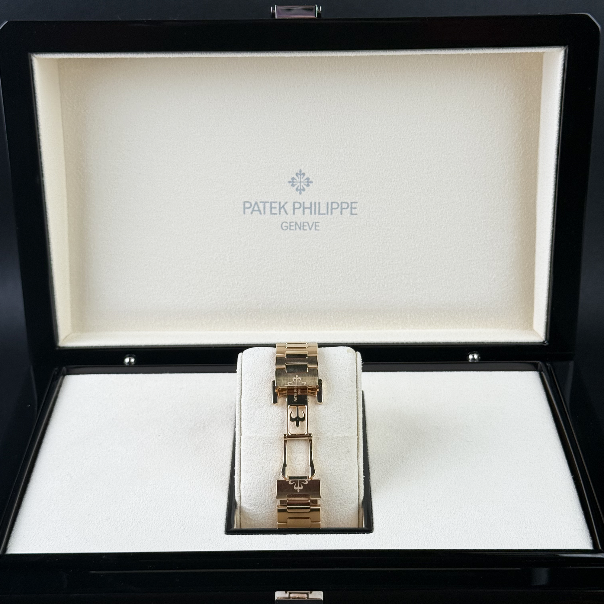 Patek Philippe Nautilus Lady Silvery Opaline Dial Rose Gold 35.2mm 7118/1R-001 - Preowned - Back