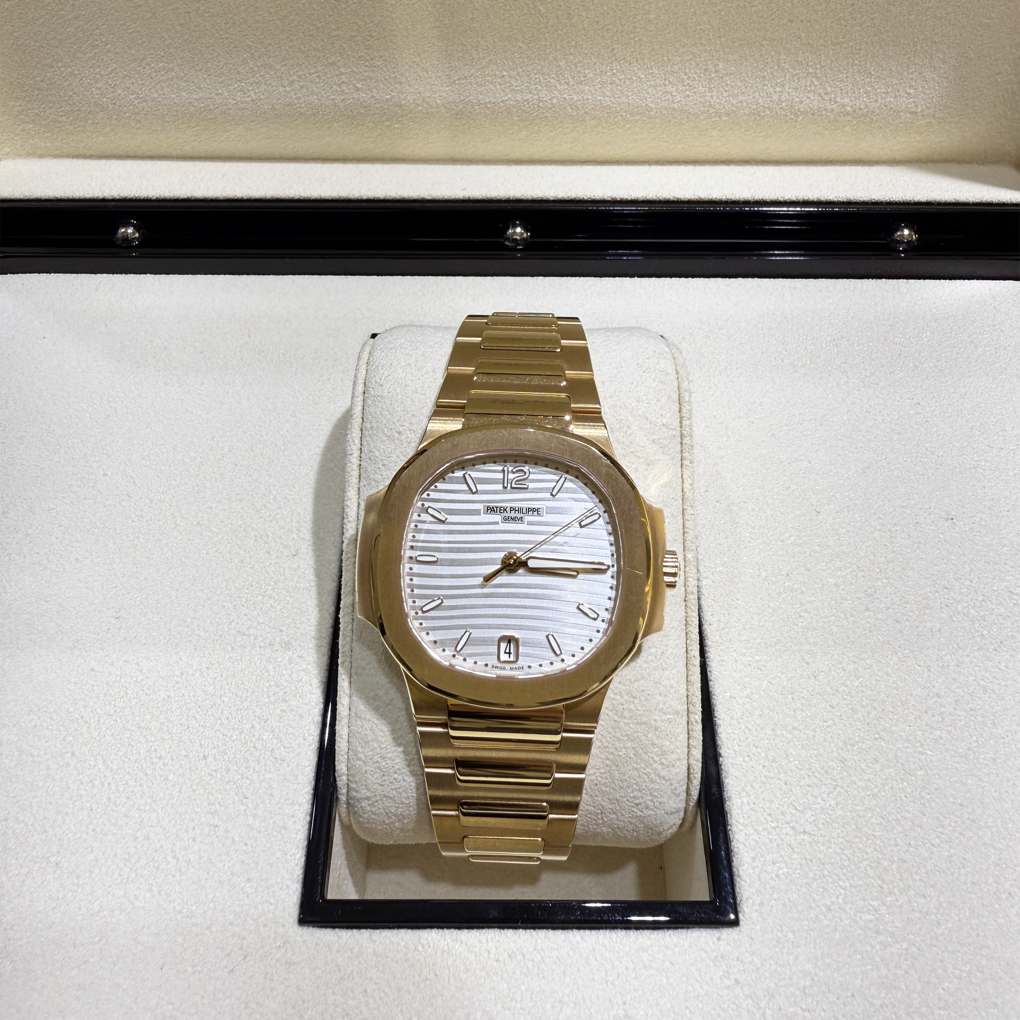 Patek Philippe Nautilus Lady Silvery Opaline Dial Rose Gold 35.2mm 7118/1R-001 - Preowned - Front