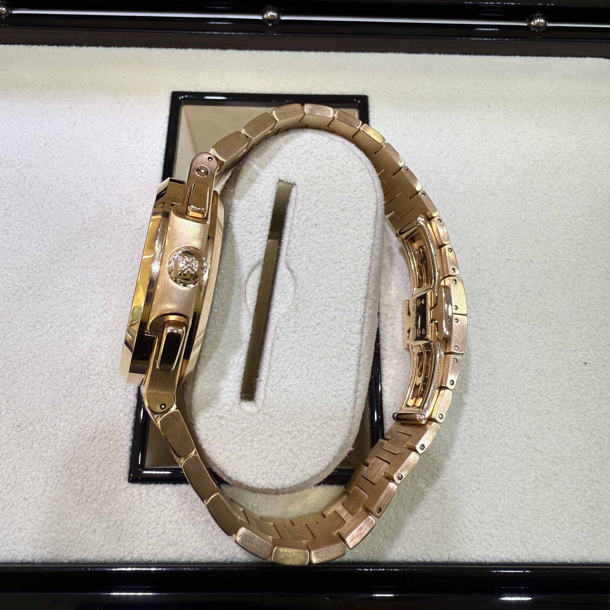 Patek Philippe Nautilus Travel Time Chronograph 5990/1R-001 - Pre-Owned - Side 2