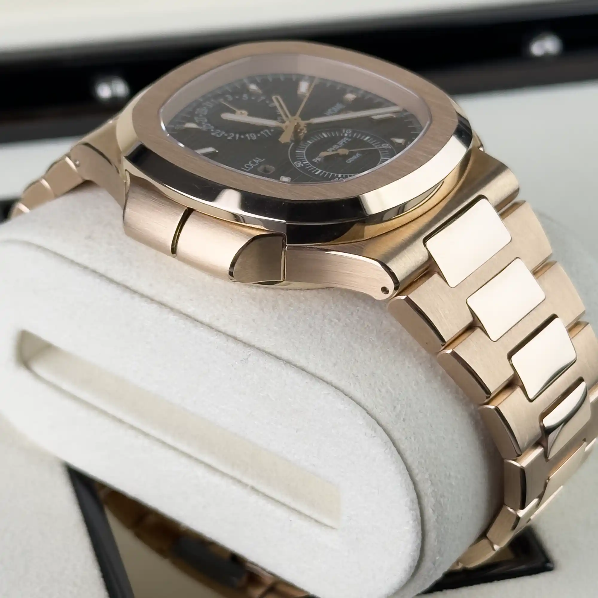 Patek Philippe Nautilus Travel Time Chronograph 5990/1R-001 - Side 1