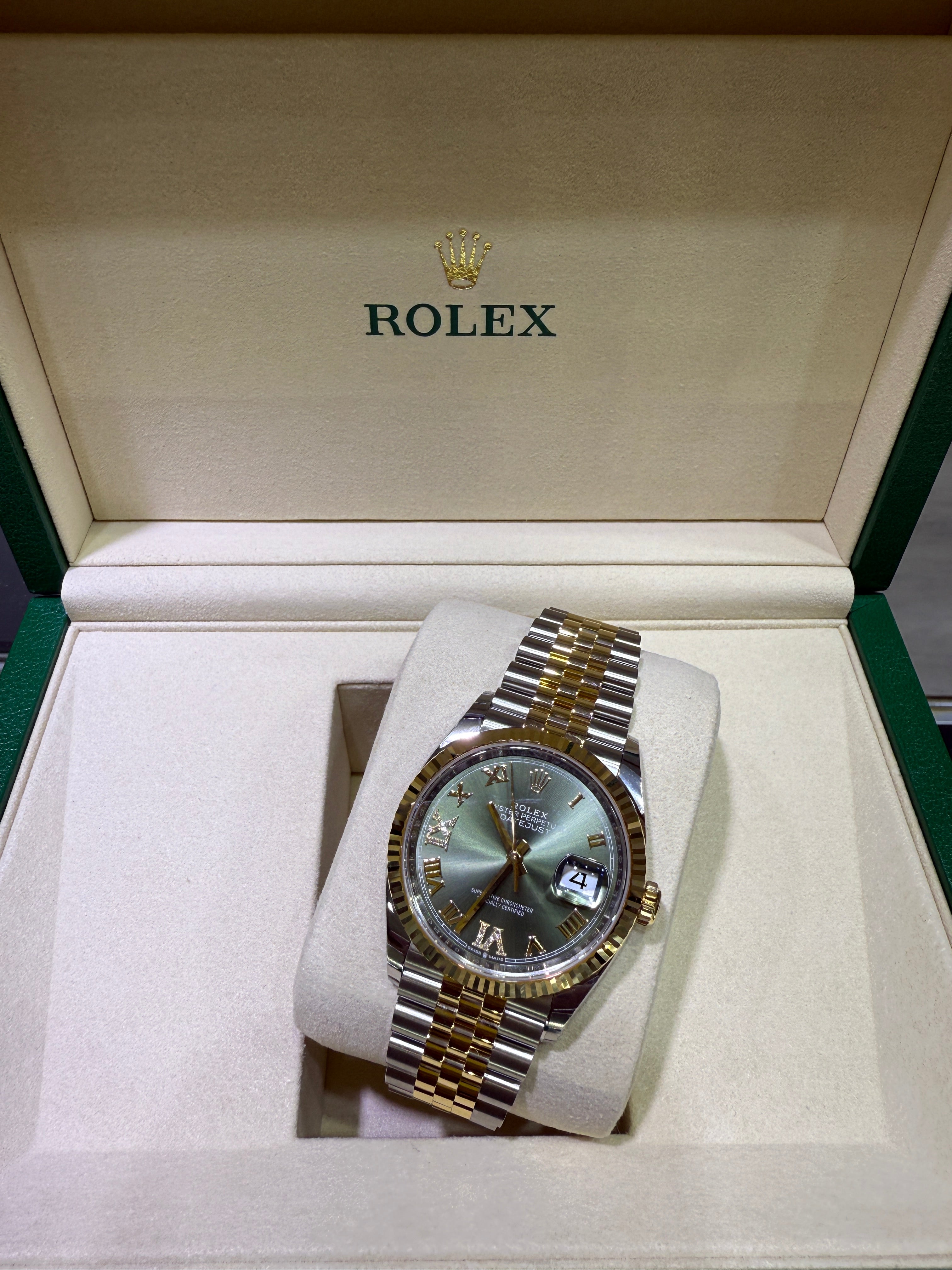 Rolex Datejust 36 Olive Green Roman Diamond Oystersteel Yellow Gold Jubilee 126233 - Top