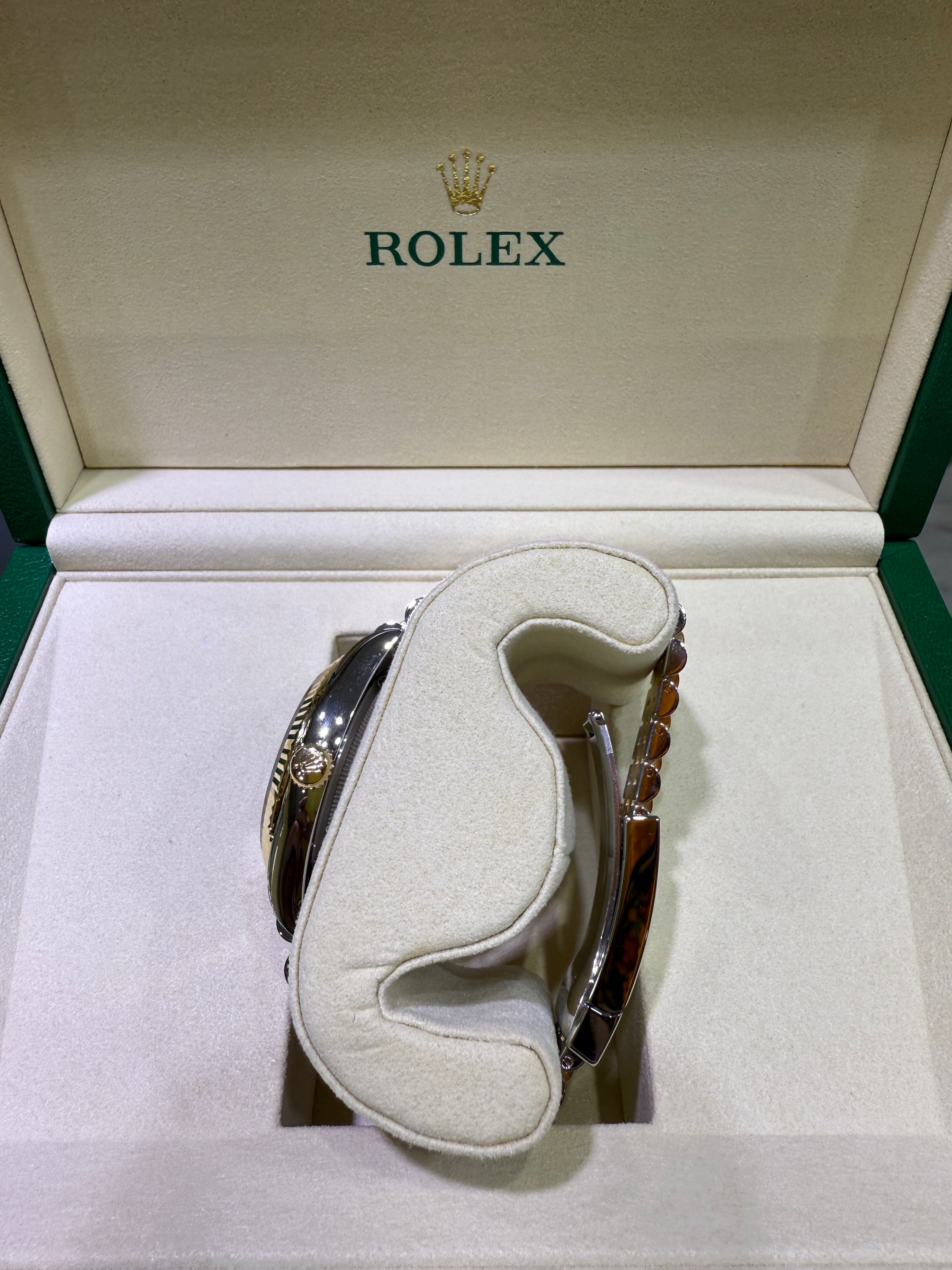 Rolex Datejust 36 Olive Green Roman Diamond Oystersteel Yellow Gold Jubilee 126233 - Crown
