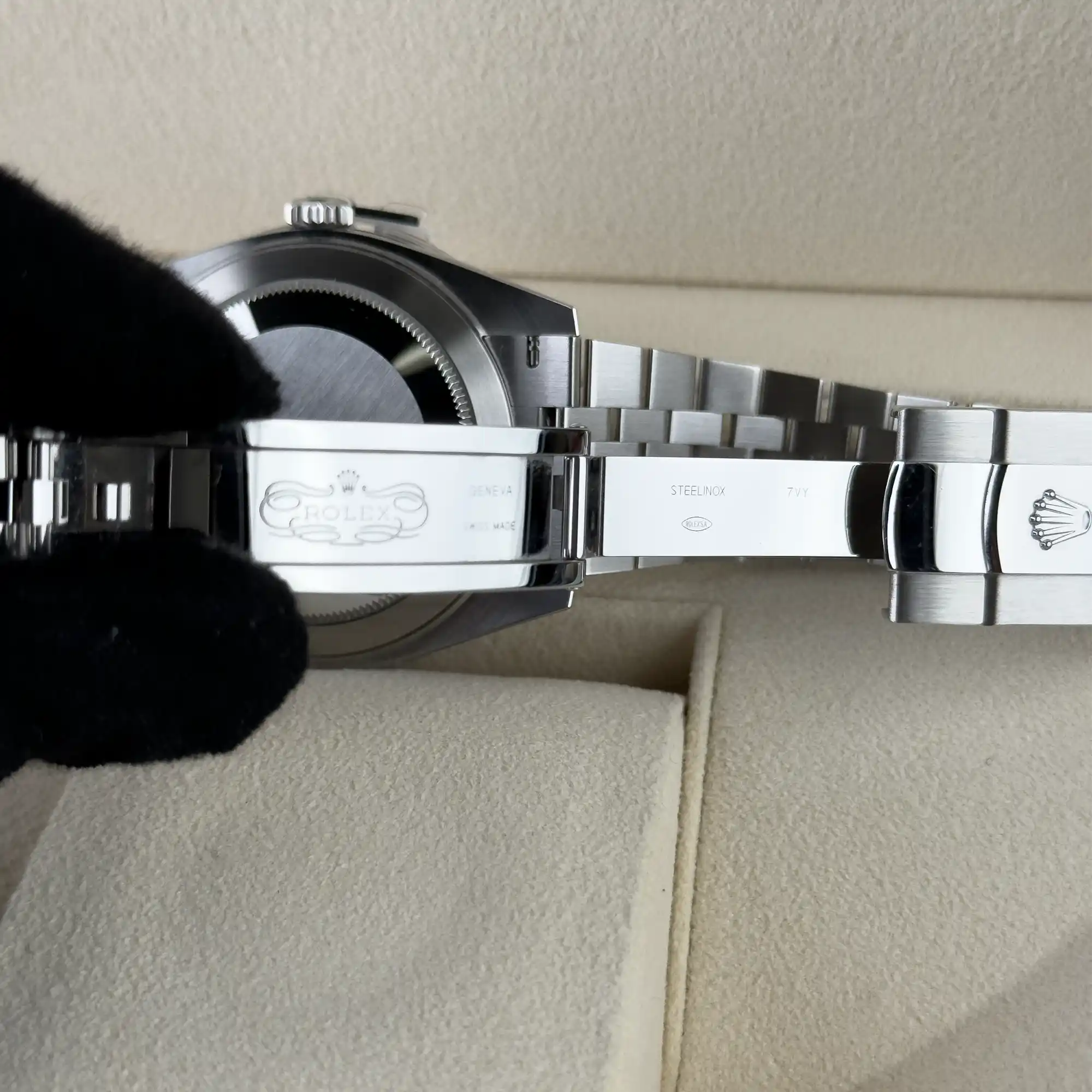 Rolex Datejust 41 Blue Motif Dial Jubilee 126334 - inside