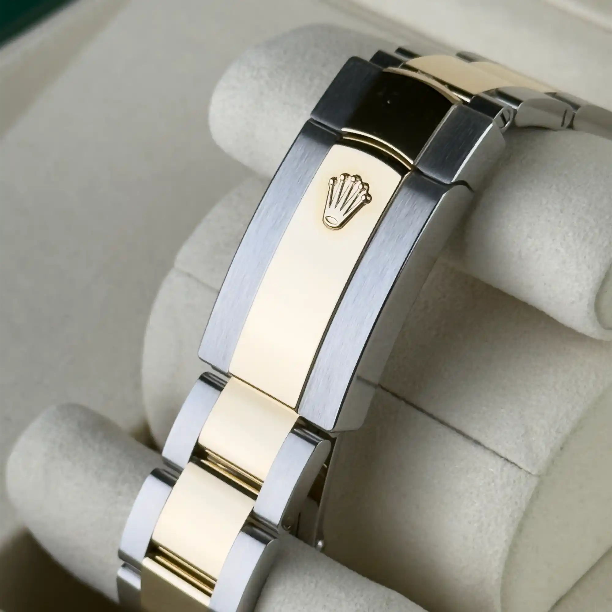 Rolex Datejust 41 Olive Green Smooth Bezel Yellow Gold and Steel Oyster 126303 - Bracelet 3