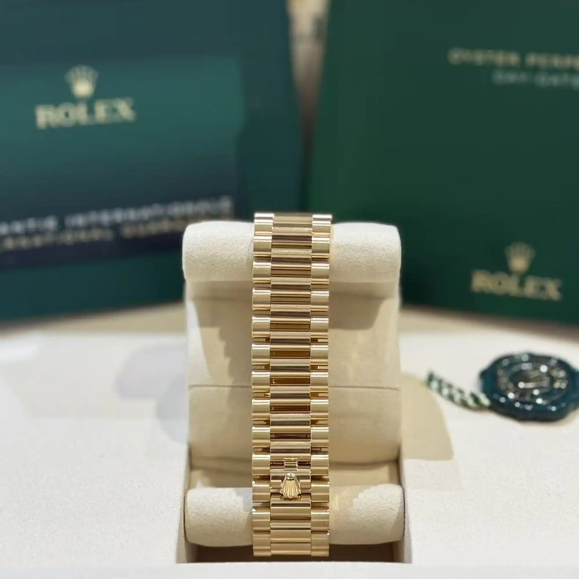 Rolex Day-Date 40 Green Ombre Roman Yellow Gold 228238 - Bracelet
