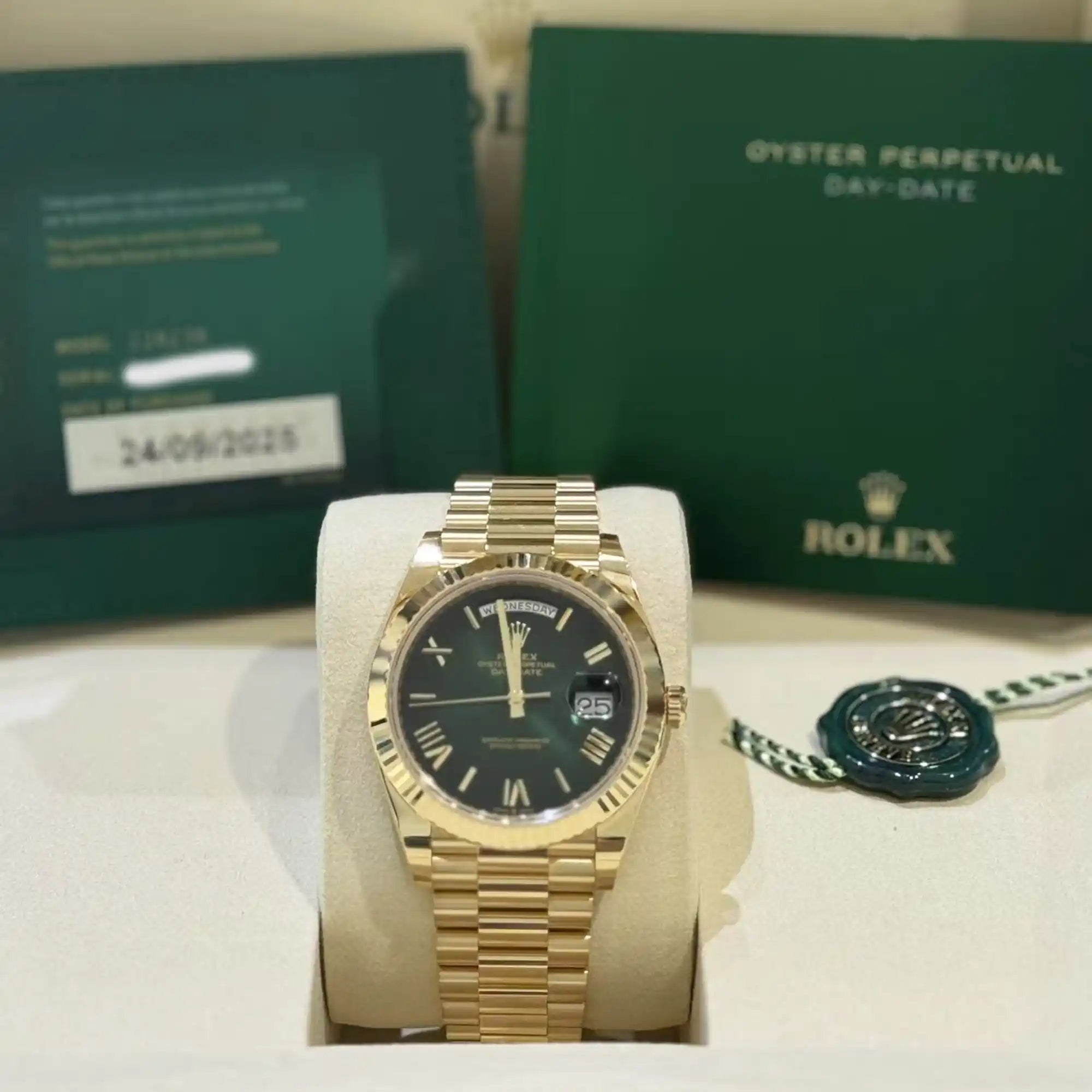 Rolex Day-Date 40 Green Ombre Roman Yellow Gold 228238 - Full set