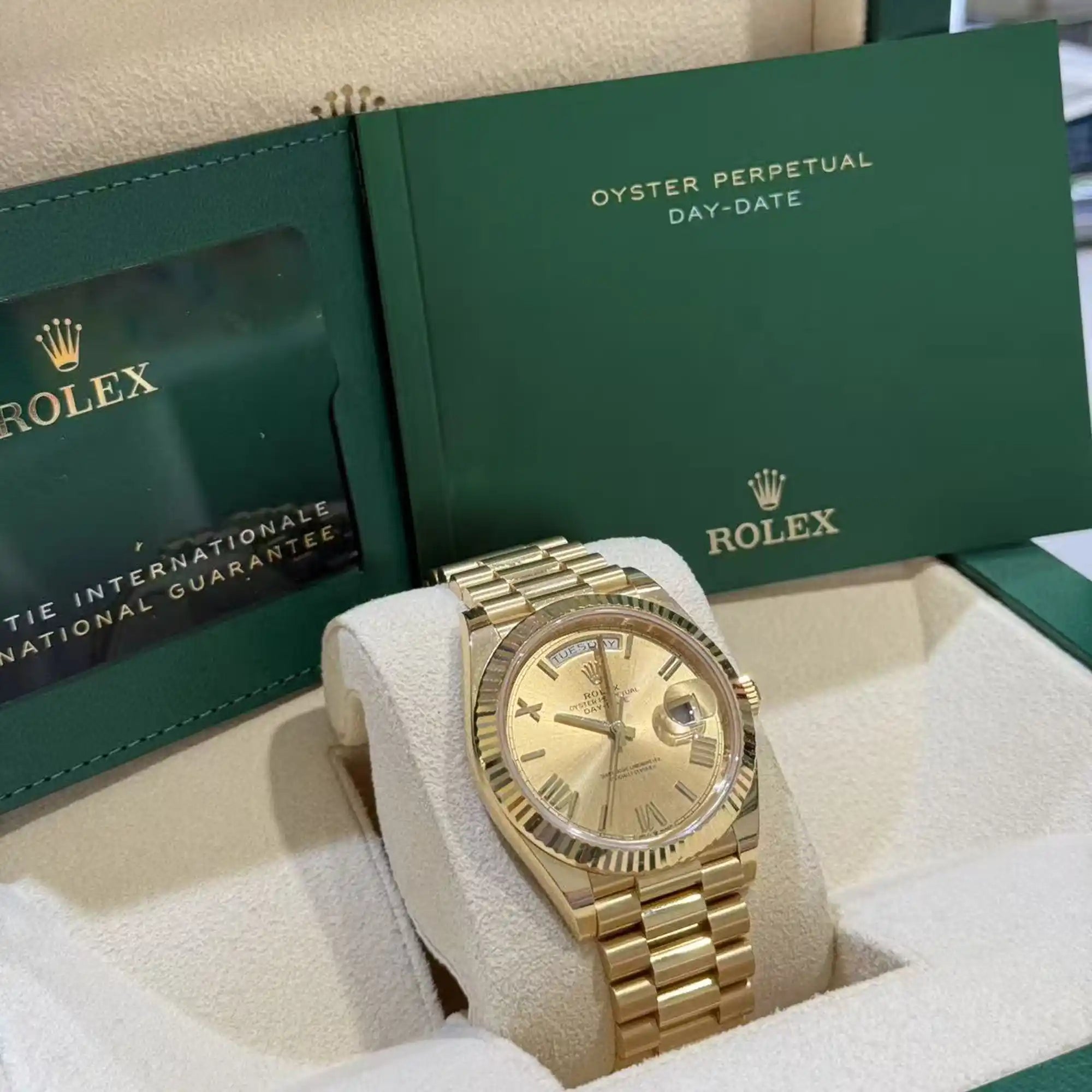 Rolex Day-Date 40 Yellow Gold Champagne Roman 228238 - Stock - SIde