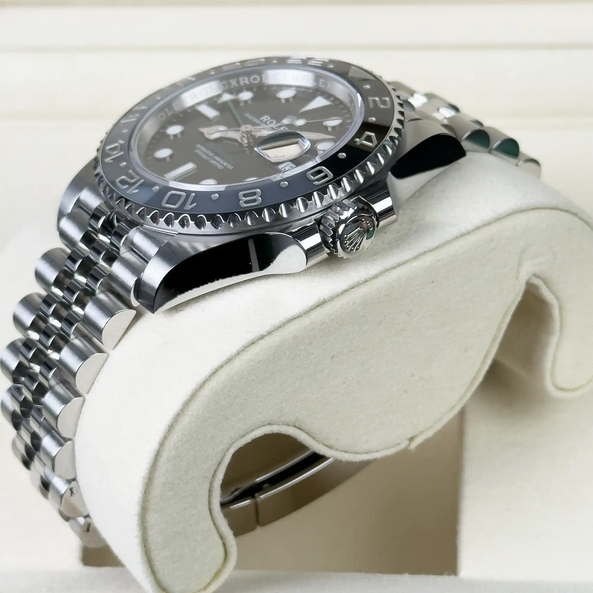 Rolex GMT Master II "Bruce Wayne" Jubilee 126710GRNR - Side 2
