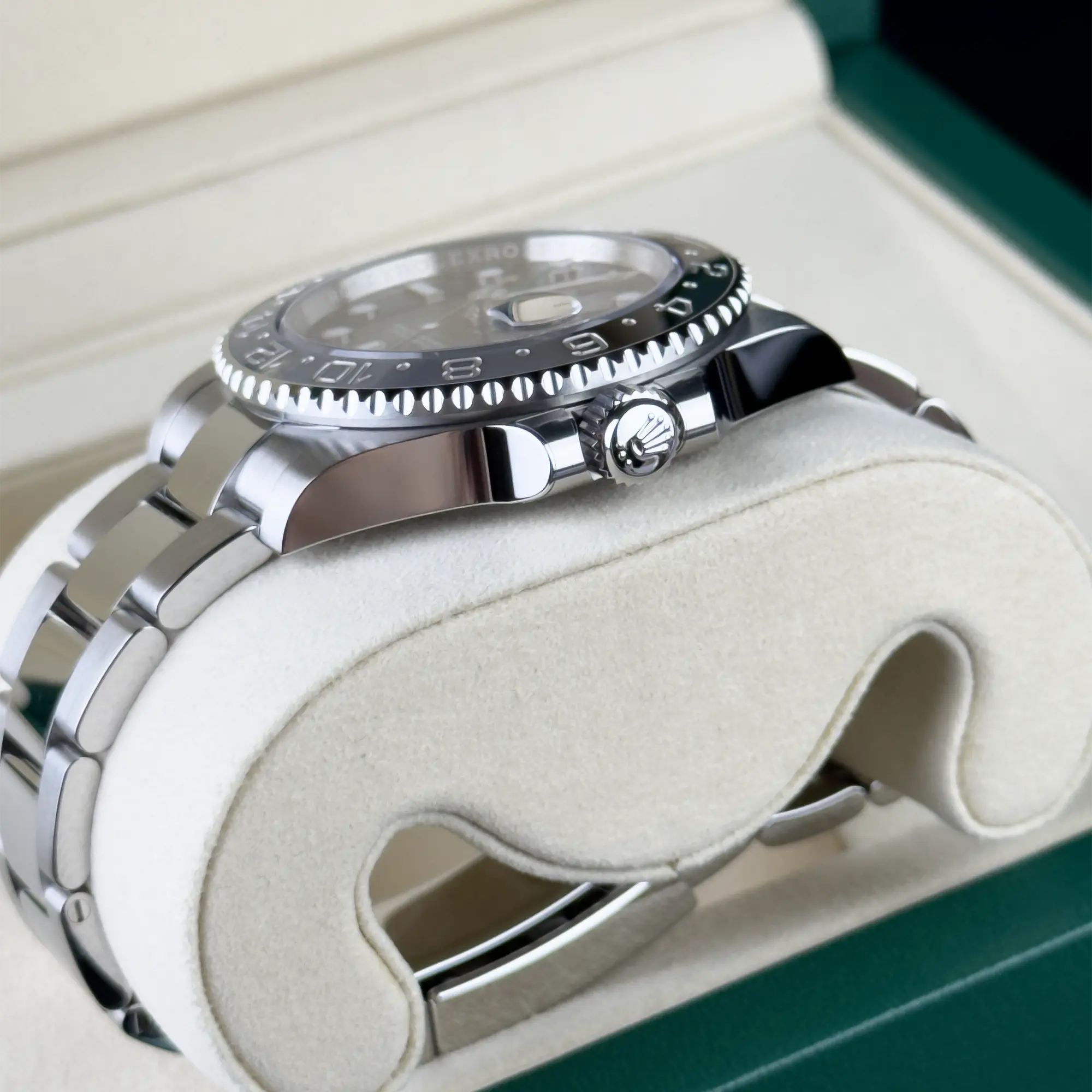 Rolex GMT Master II "Bruce Wayne" Oyster 126710GRNR - Crown