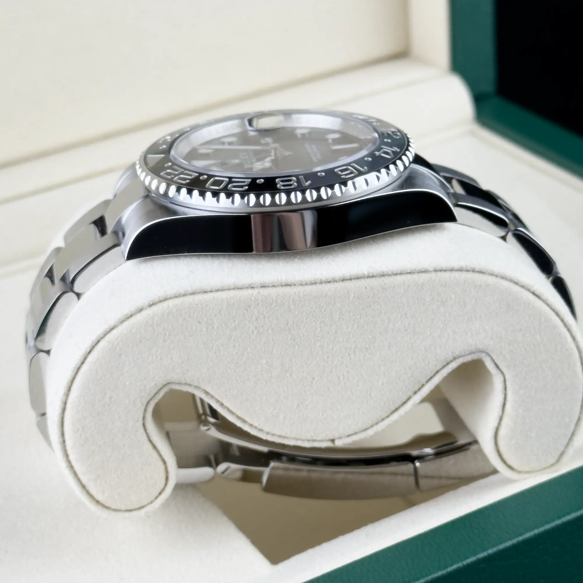 Rolex GMT Master II "Bruce Wayne" Oyster 126710GRNR - Side 3