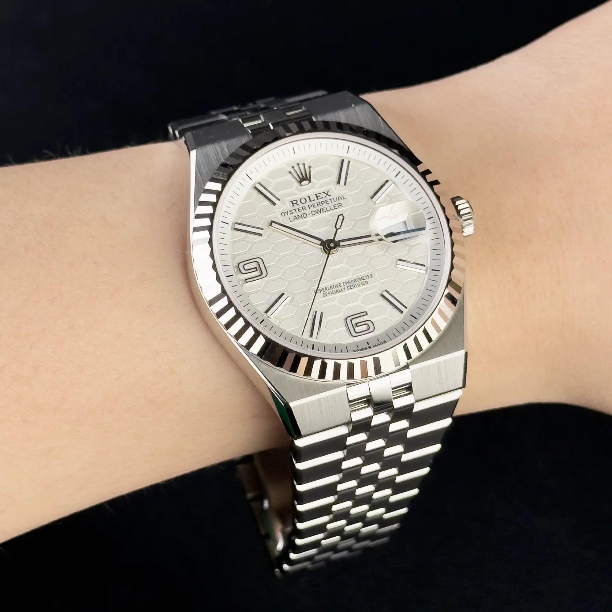 Rolex Land Dweller 40 Oystersteel White Gold White Dial Flat Jubilee 127334 - On hand