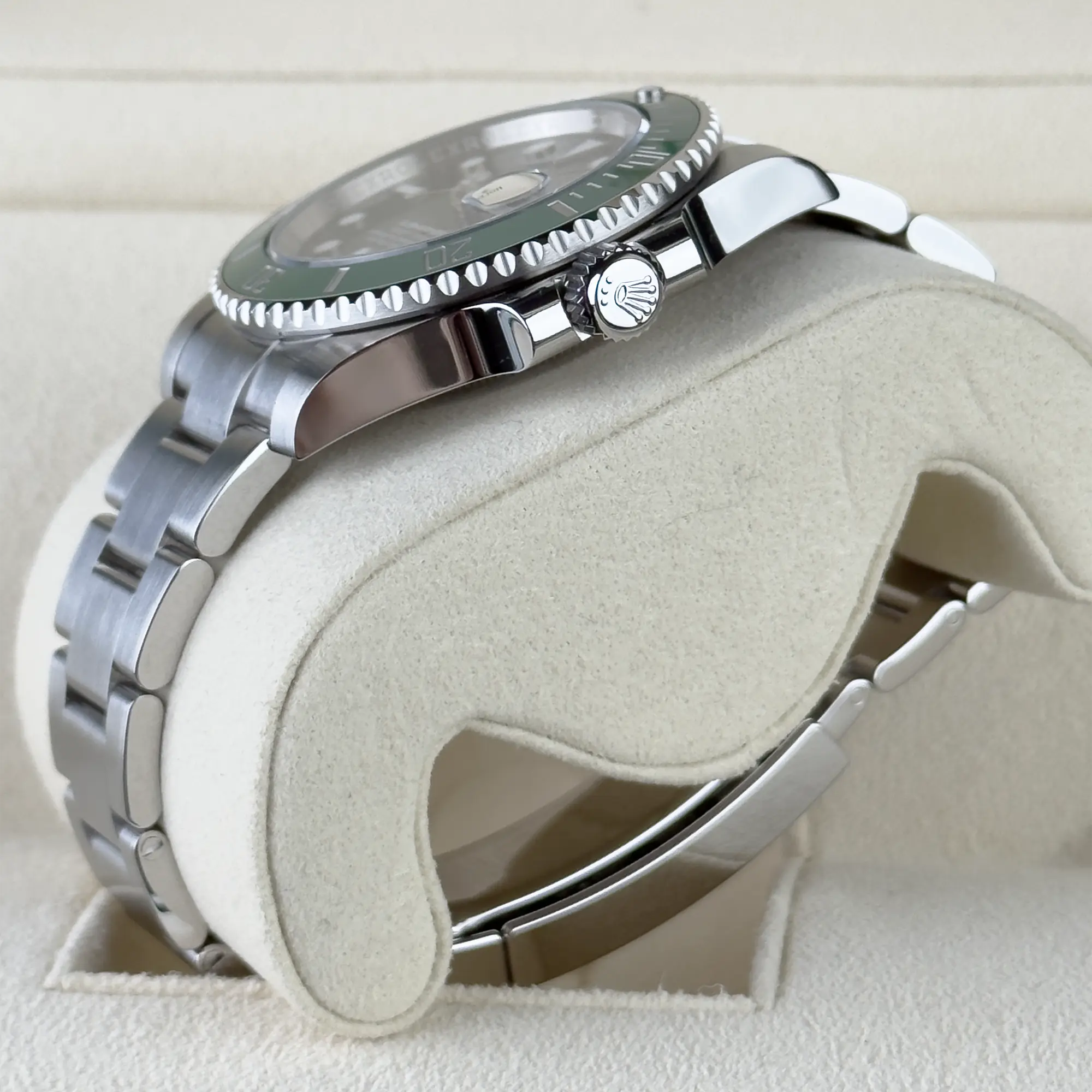 Rolex Submariner Date 'Hulk' 116610LV - Crown