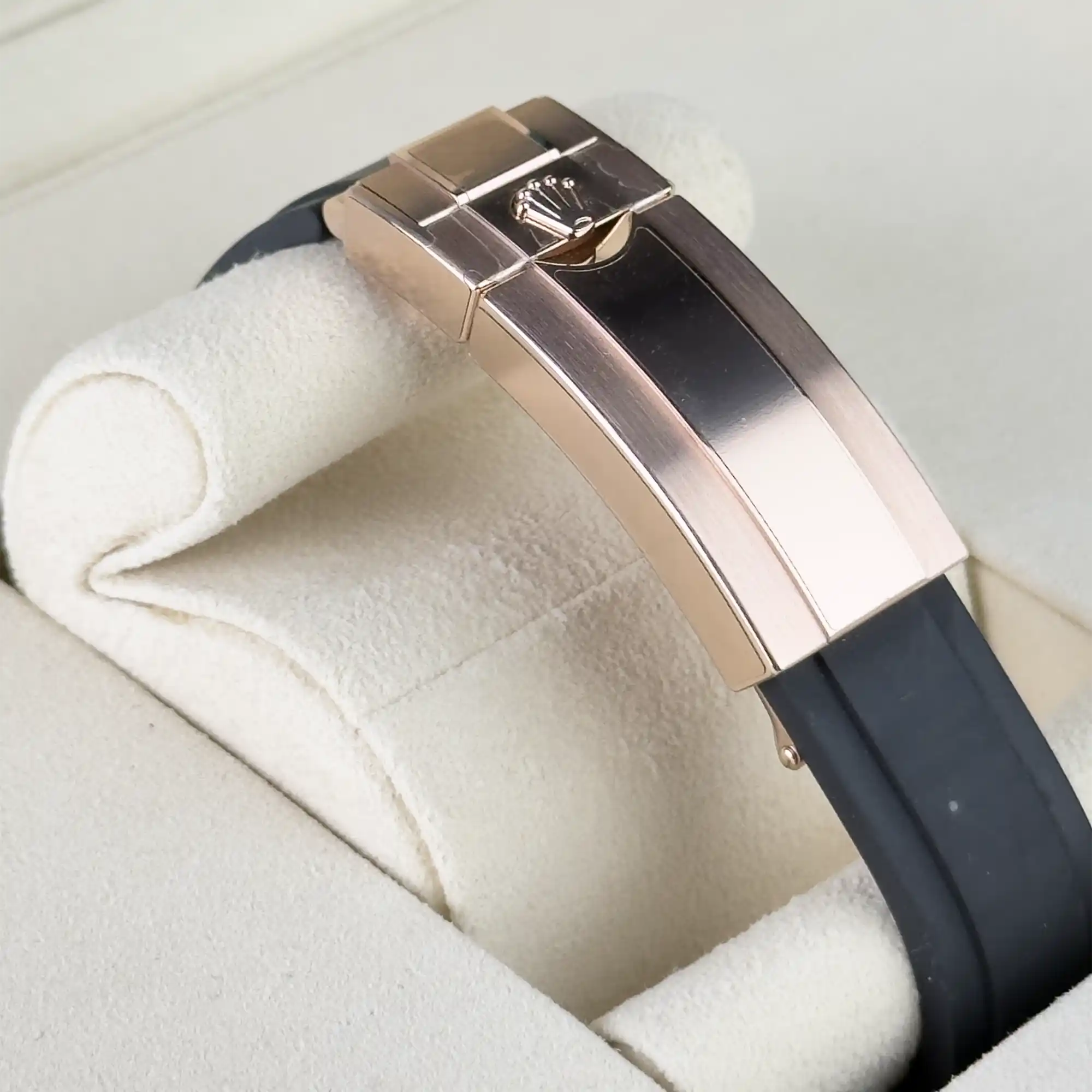 Rolex_Yacht-Master_40_Black_Dial_Everose_Gold_126655_-_clasp2