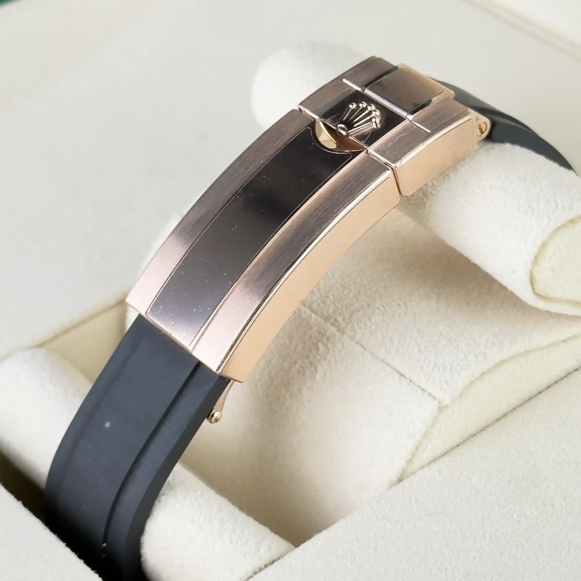 Rolex_Yacht-Master_40_Black_Dial_Everose_Gold_126655_-_clasp3