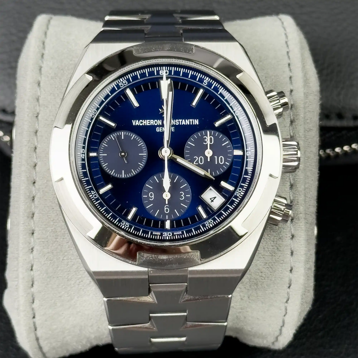 Vacheron Constantin Blue Overseas Chronograph Blue Dial 5520V/210A B148 - 2025 Pre-Owned - Front