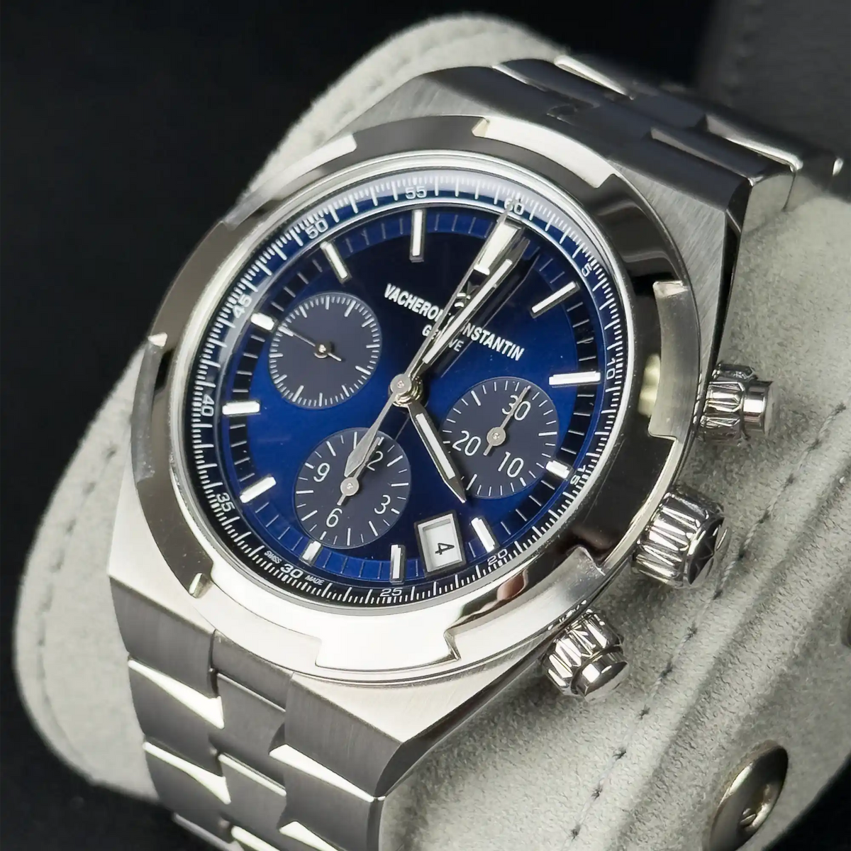 Vacheron Constantin Blue Overseas Chronograph Blue Dial 5520V/210A B148 - 2025 Pre-Owned - Right