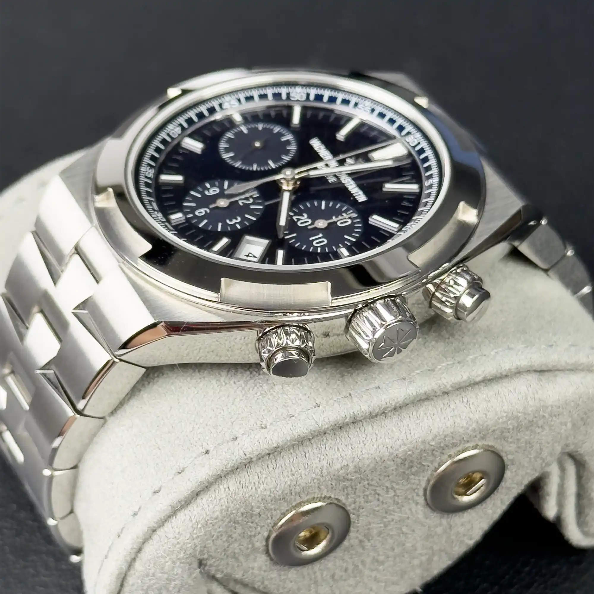 Vacheron Constantin Blue Overseas Chronograph Blue Dial 5520V/210A B148 - 2025 Pre-Owned - Side 2