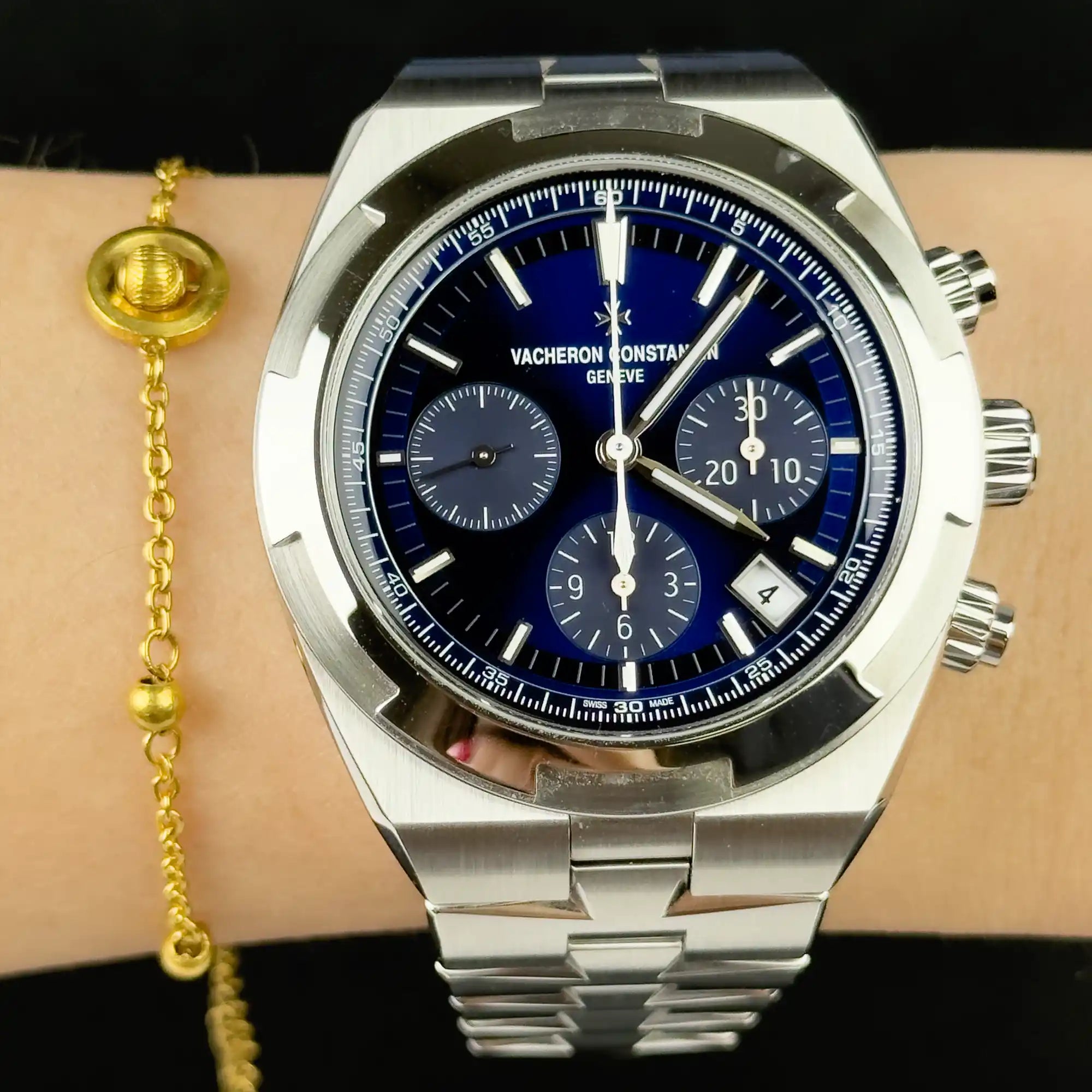 Vacheron Constantin Blue Overseas Chronograph Blue Dial 5520V/210A B148 - 2025 Pre-Owned - Wrist